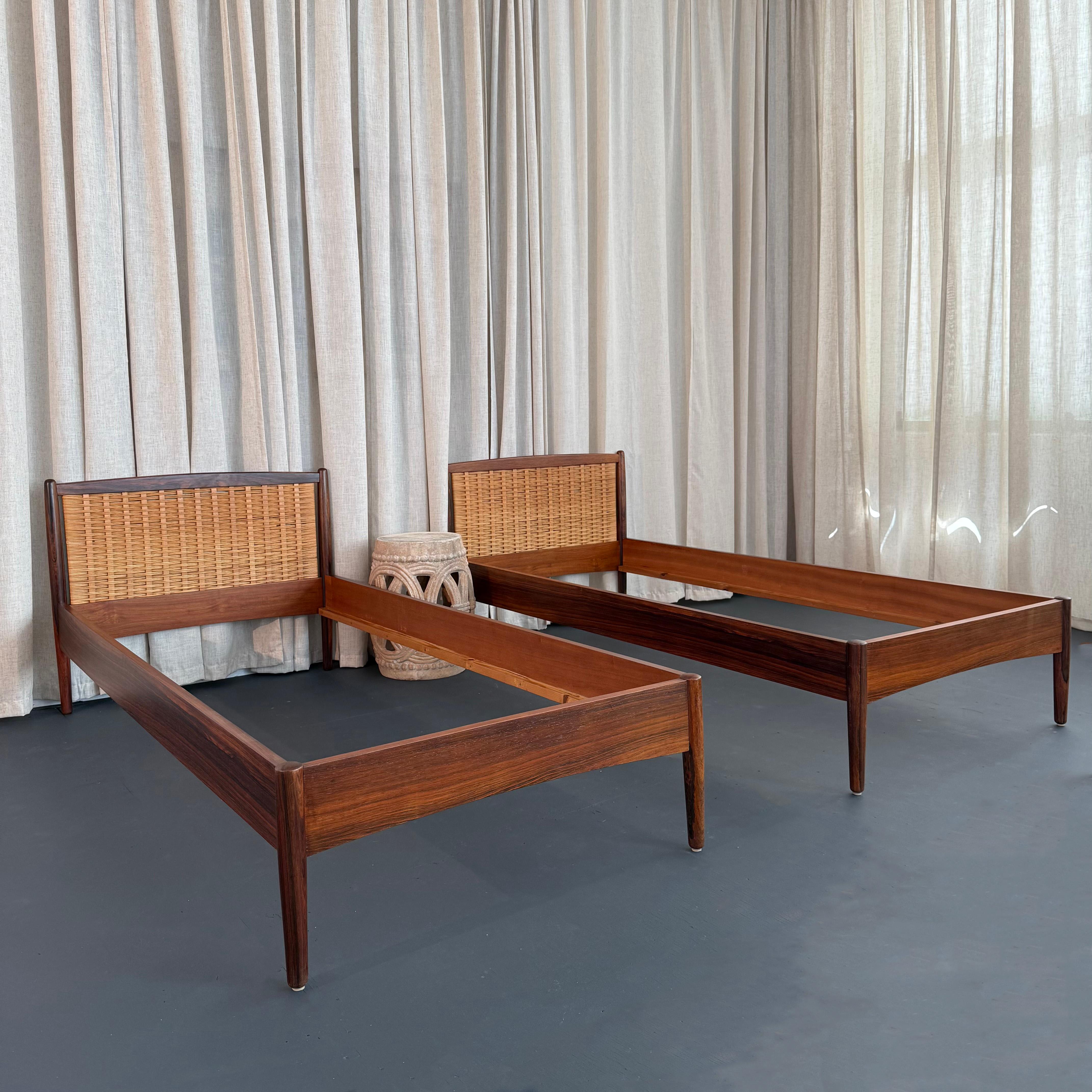 Paar dänische moderne Palisander und Cane Twin Kopfteil Bett Frames (Skandinavische Moderne) im Angebot