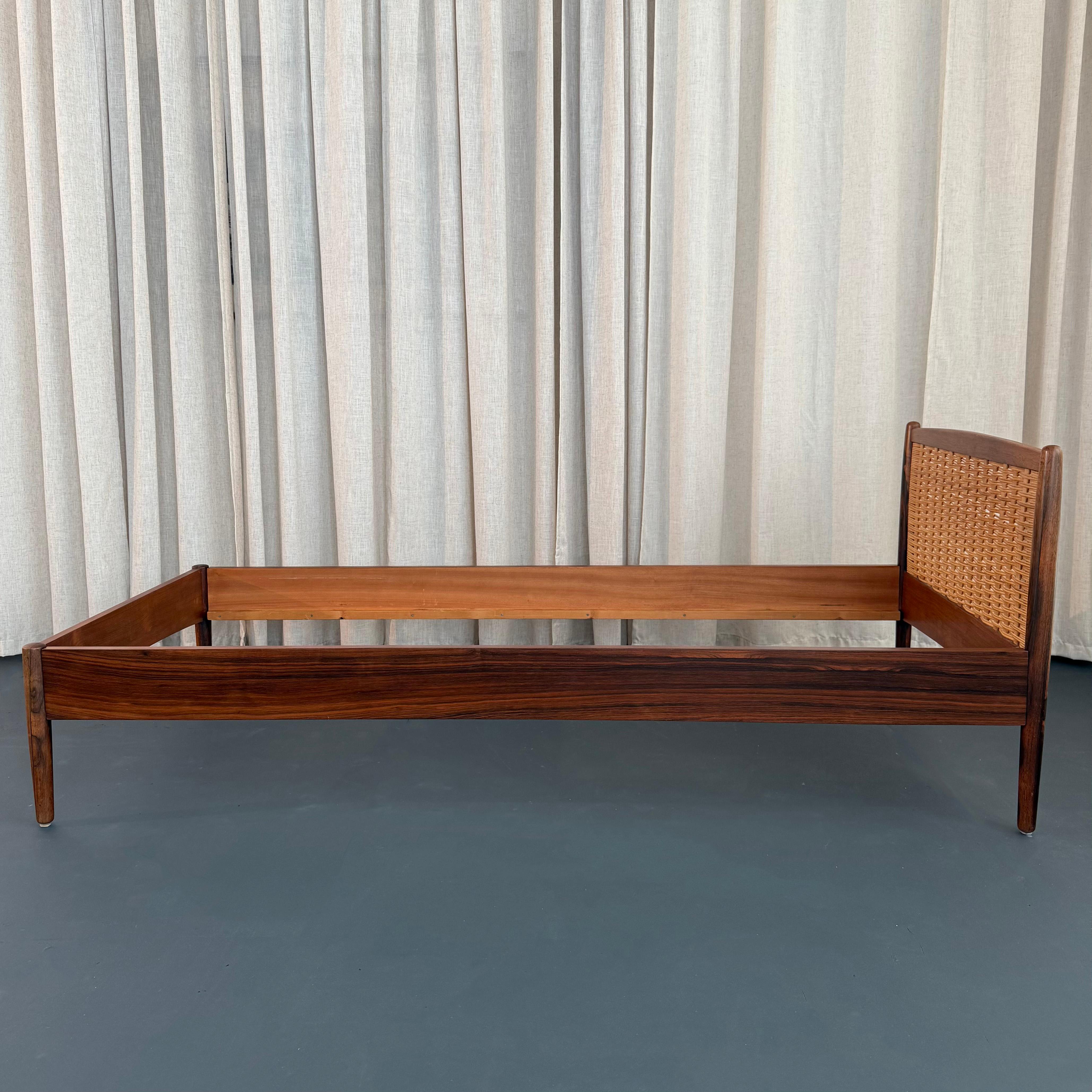 Paar dänische moderne Palisander und Cane Twin Kopfteil Bett Frames (Dänisch) im Angebot