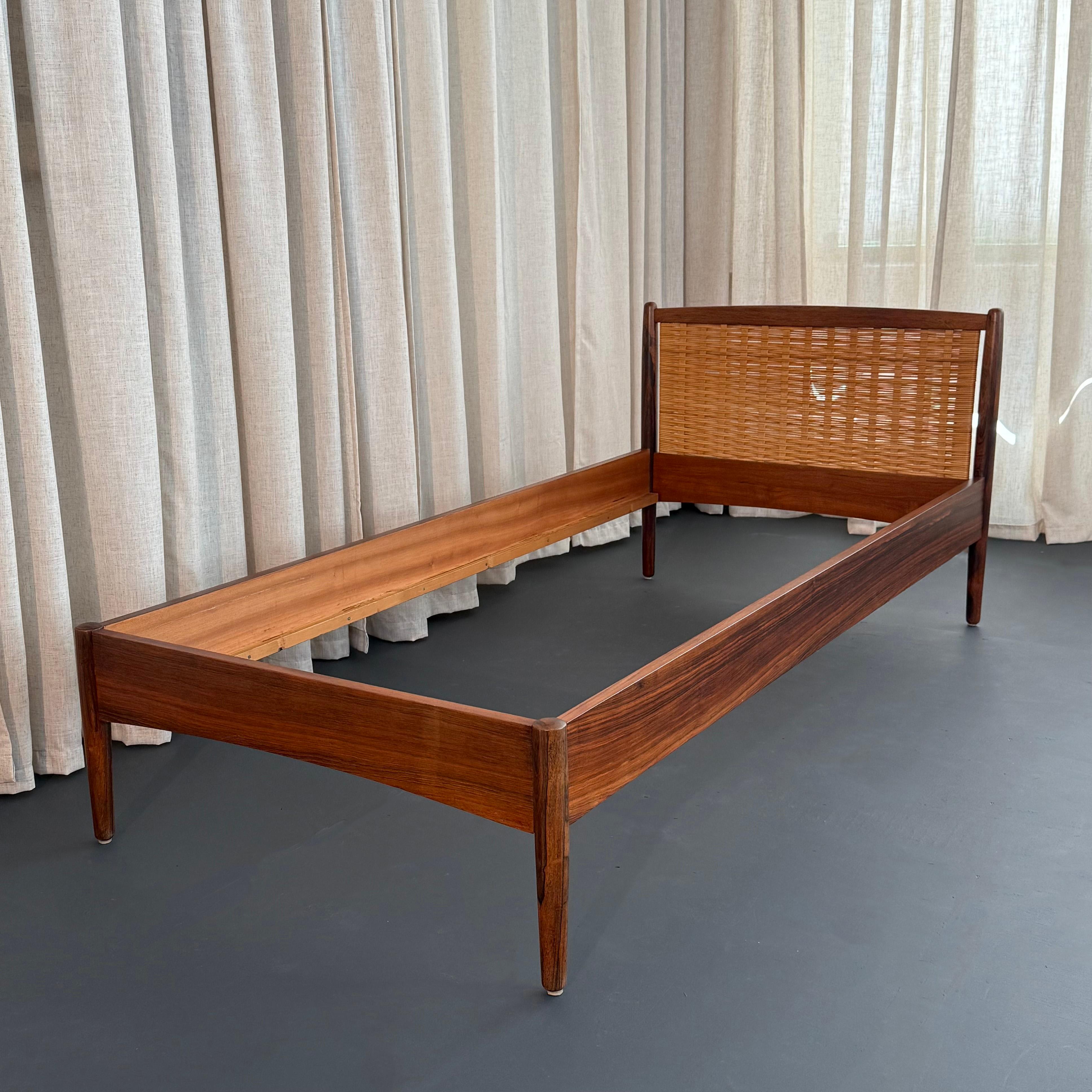 Paar dänische moderne Palisander und Cane Twin Kopfteil Bett Frames im Zustand „Gut“ im Angebot in Brooklyn, NY