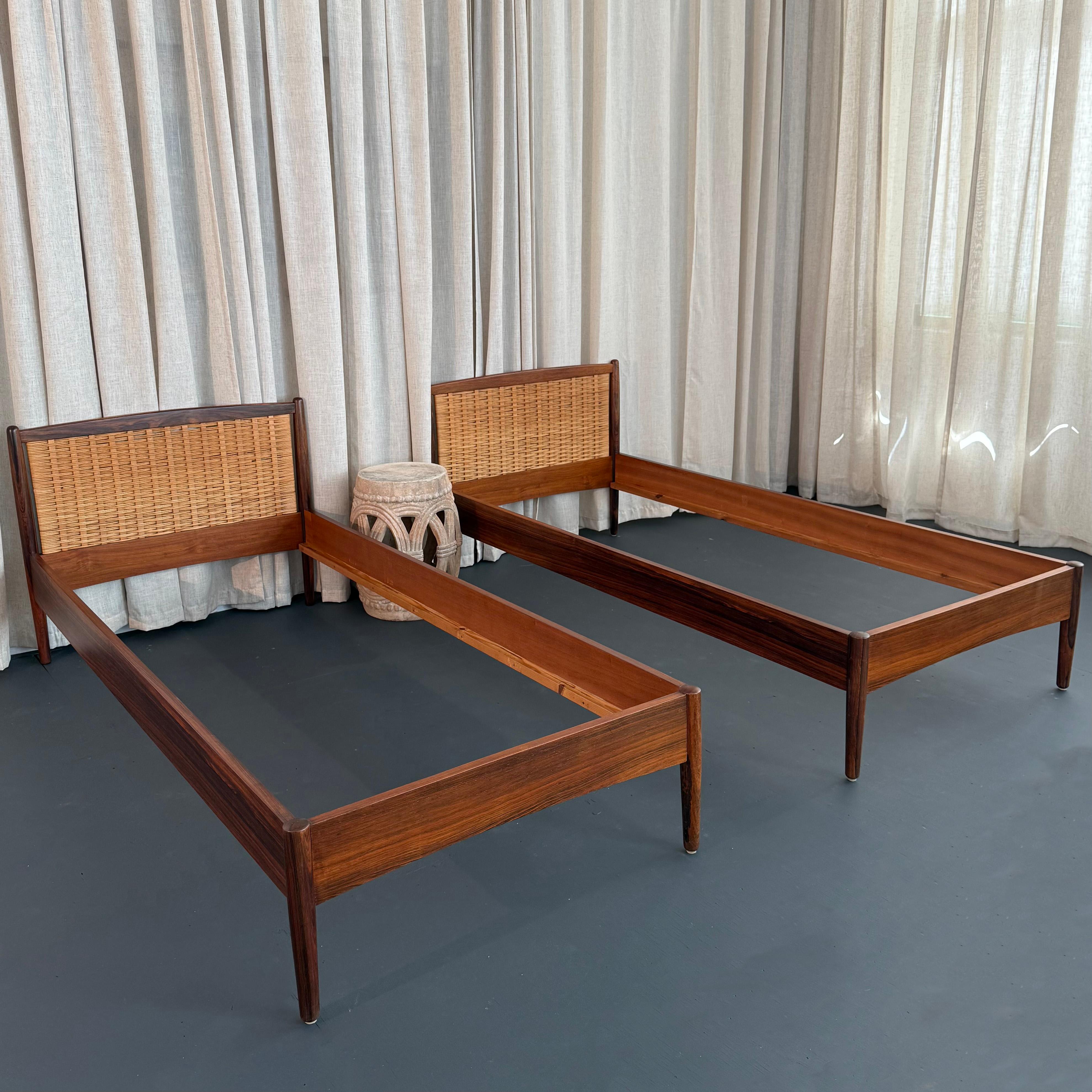 Paar dänische moderne Palisander und Cane Twin Kopfteil Bett Frames (20. Jahrhundert) im Angebot