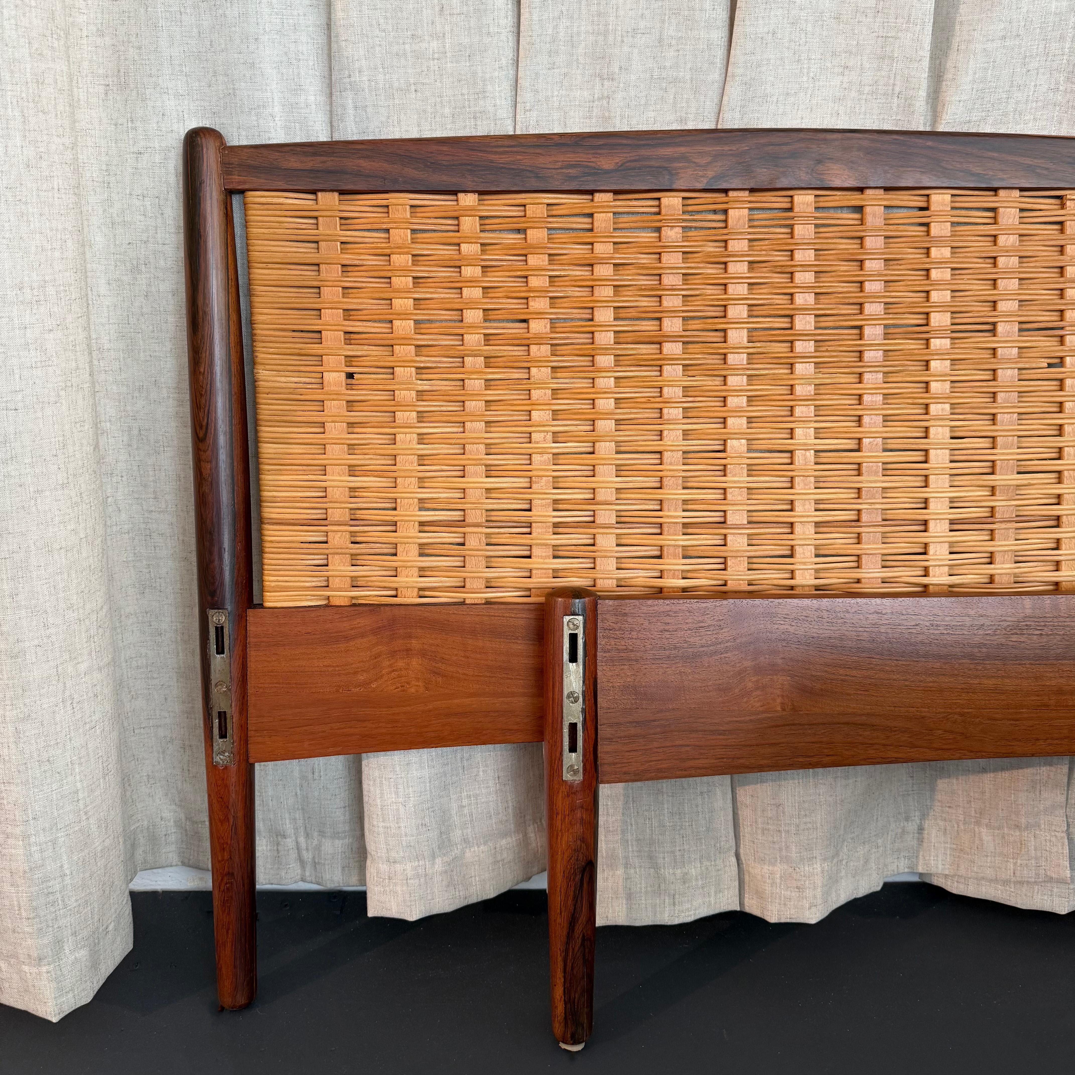 Paar dänische moderne Palisander und Cane Twin Kopfteil Bett Frames (Gehstock) im Angebot