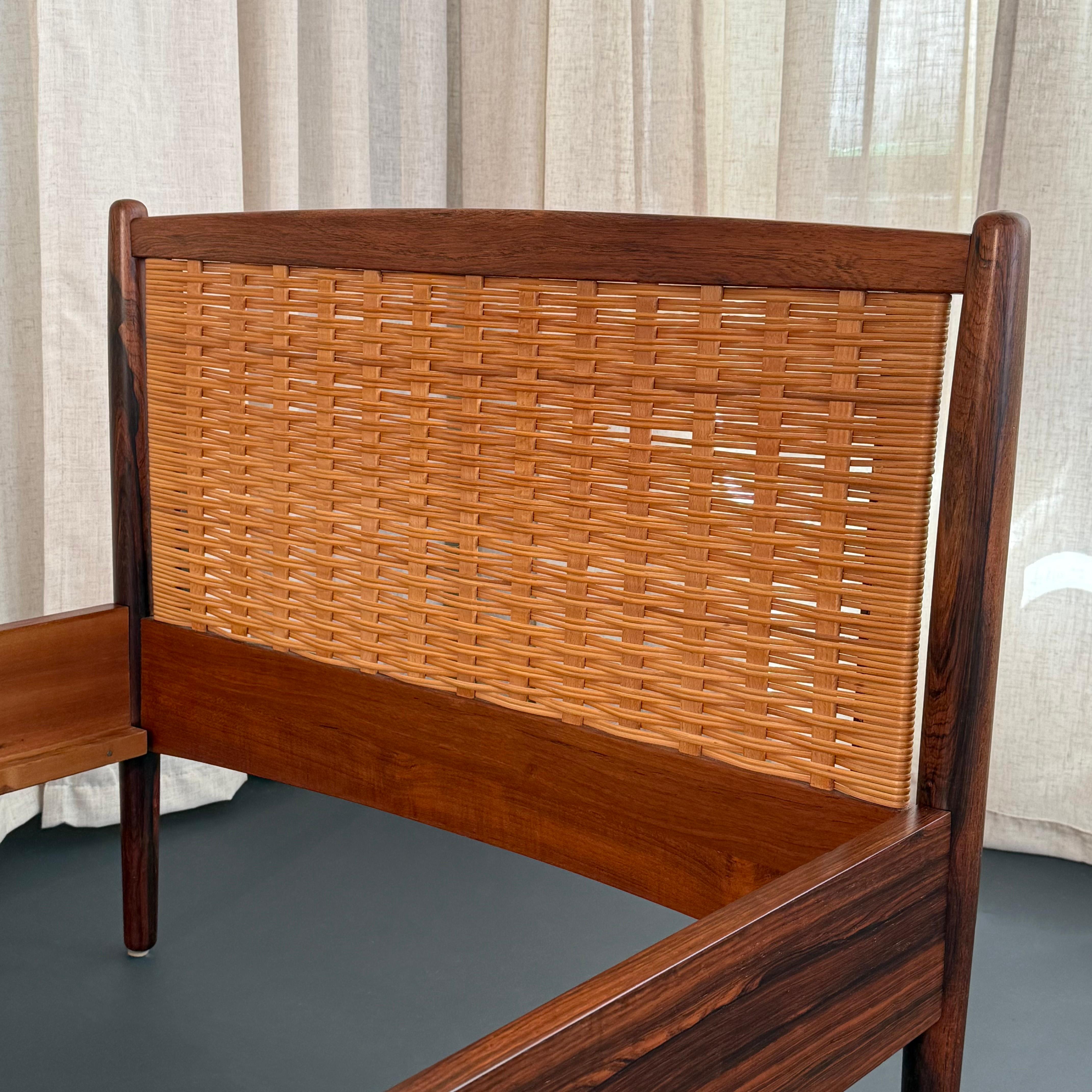 Paar dänische moderne Palisander und Cane Twin Kopfteil Bett Frames im Angebot 1