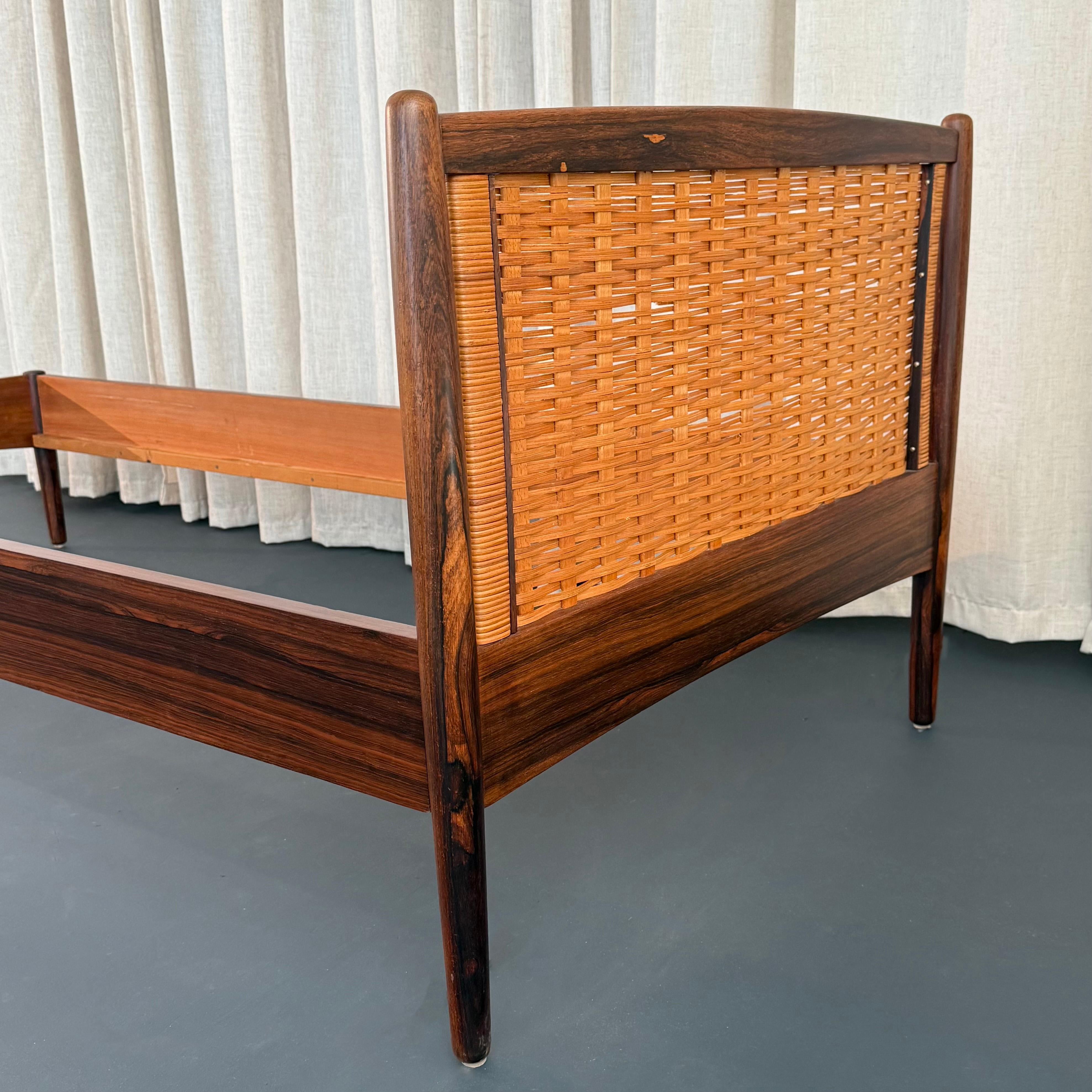 Paar dänische moderne Palisander und Cane Twin Kopfteil Bett Frames im Angebot 2