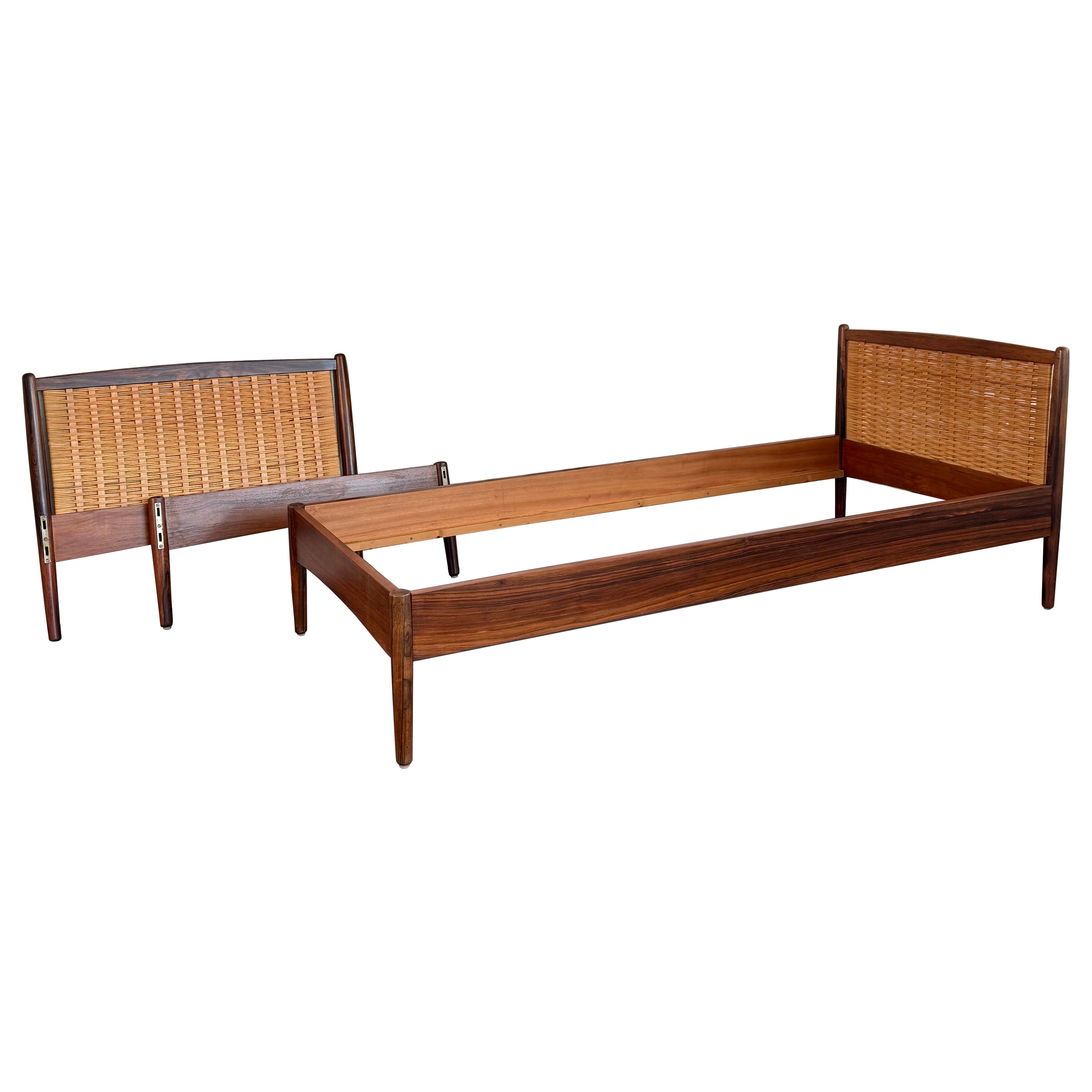 Paar dänische moderne Palisander und Cane Twin Kopfteil Bett Frames im Angebot