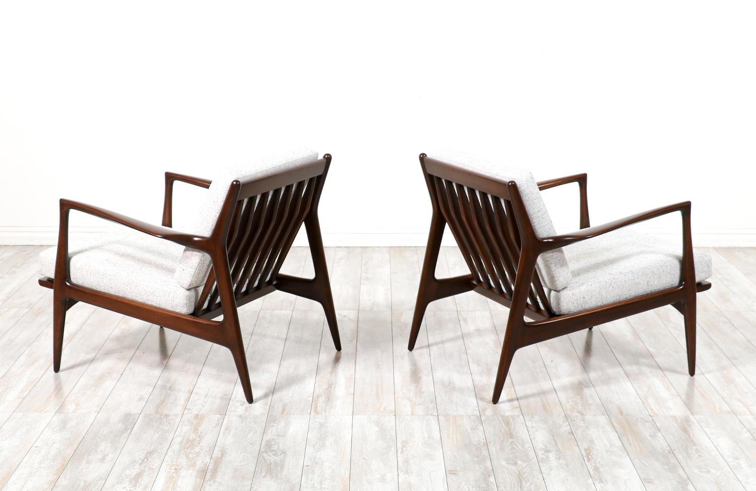 Pair of Danish Modern Sculpted Lounge Chairs by Ib Kofod-Larsen In Excellent Condition For Sale In Los Angeles, CA