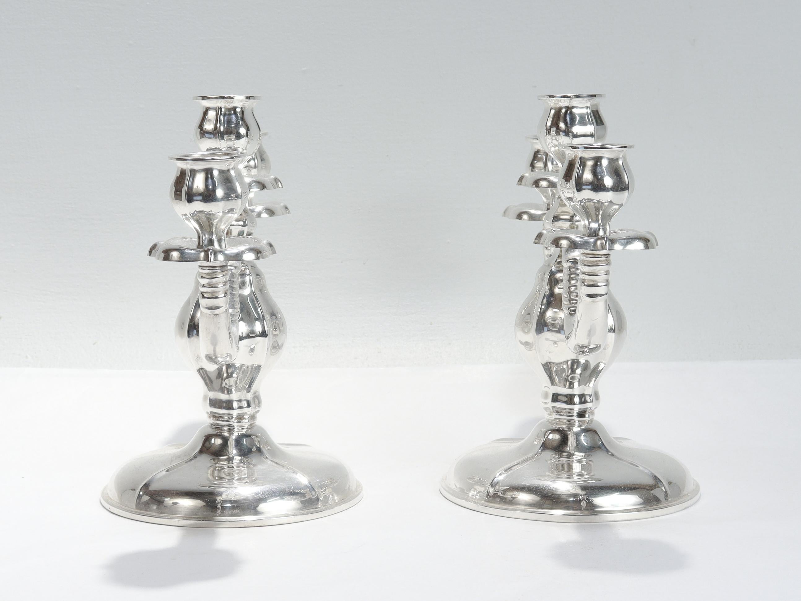 Scandinave moderne Paire de candélabres/bougeoirs danois modernes en métal argenté de Carl Christiansen en vente
