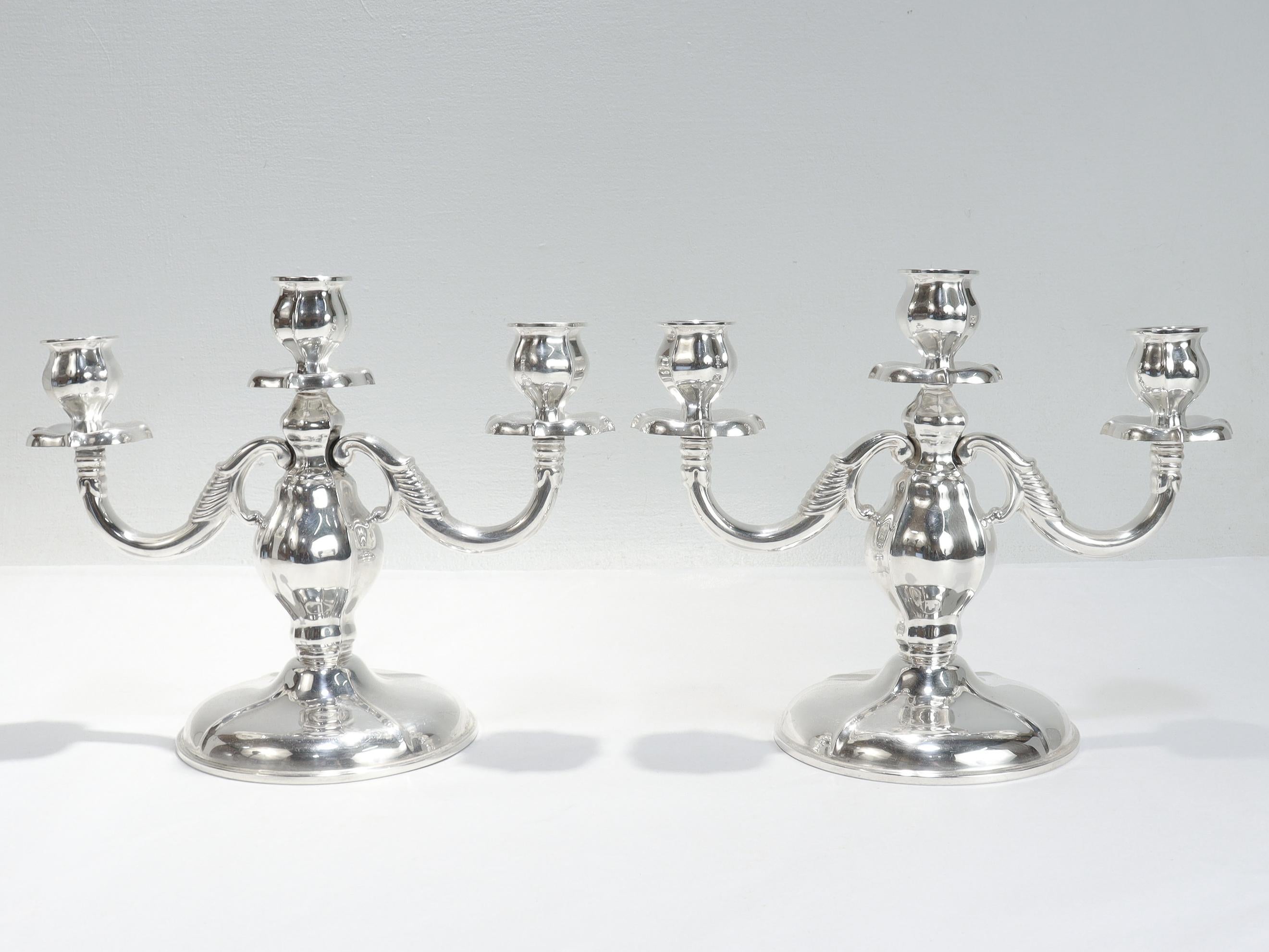 20ième siècle Paire de candélabres/bougeoirs danois modernes en métal argenté de Carl Christiansen en vente