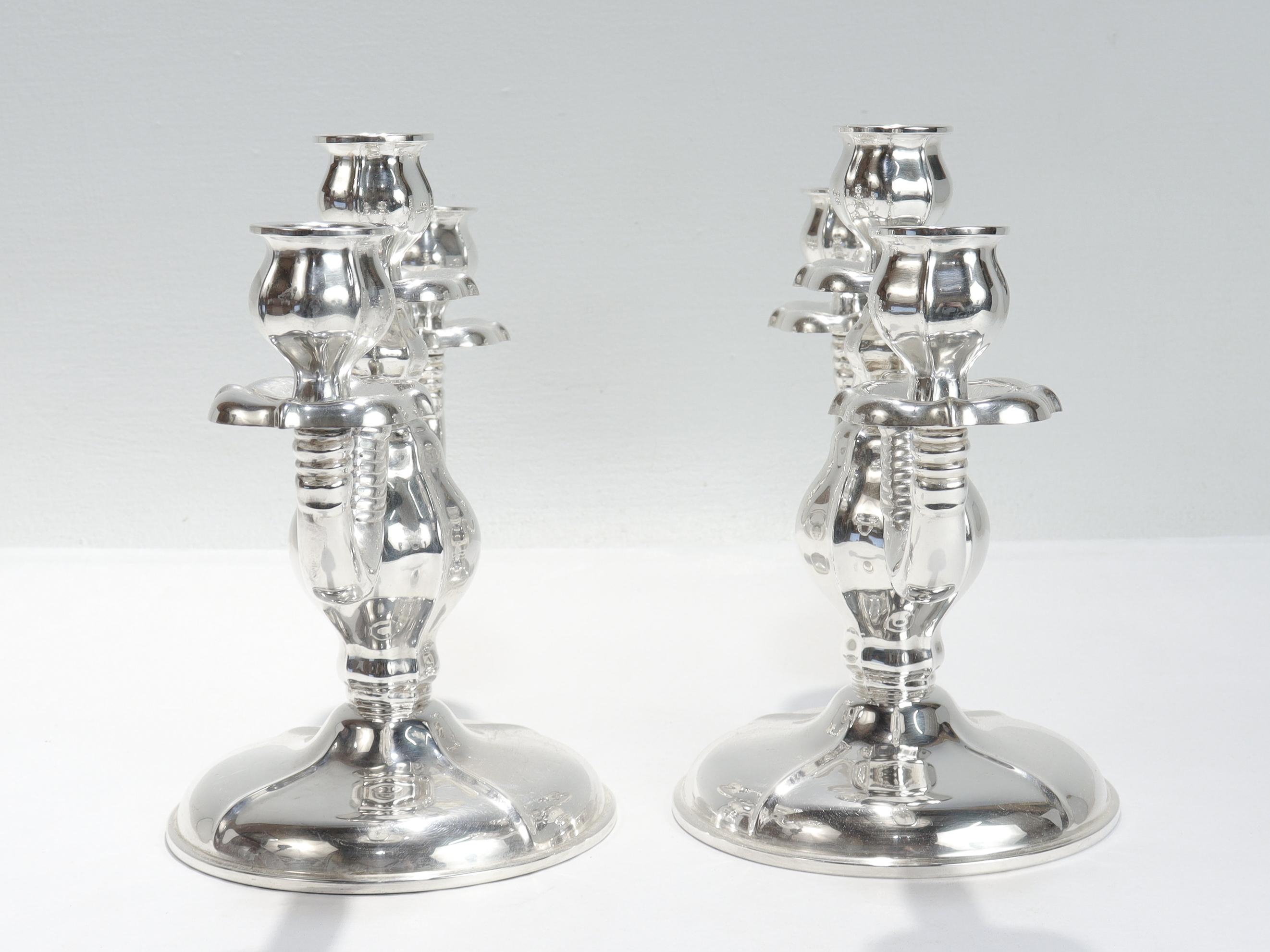 Plaqué argent Paire de candélabres/bougeoirs danois modernes en métal argenté de Carl Christiansen en vente