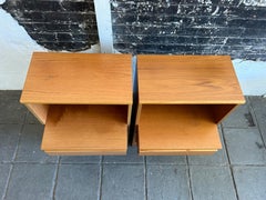 Coppia di comodini moderni danesi a un cassetto in teak