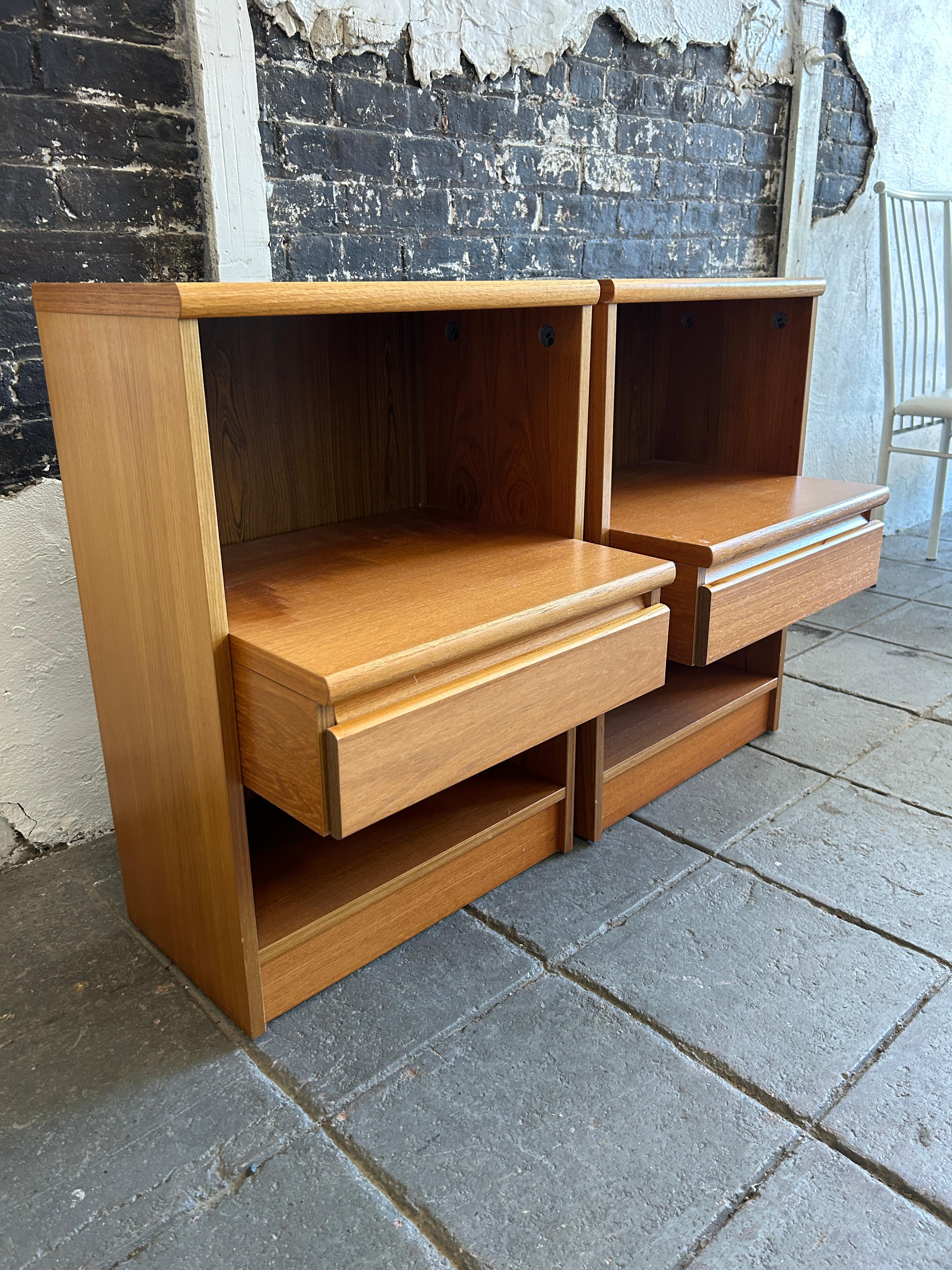 Danish Pair of danish modern single drawer teak nightstands  For Sale