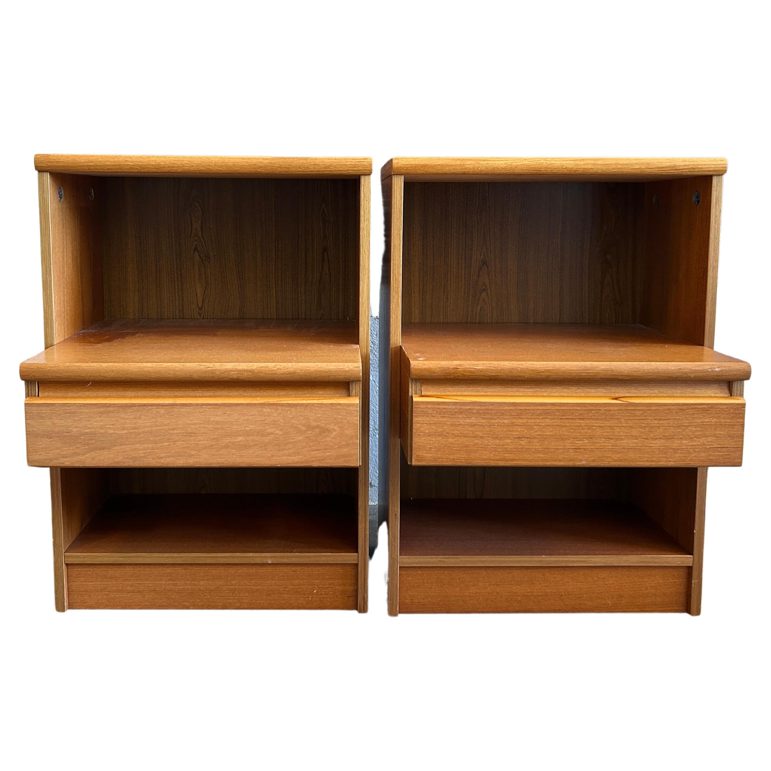 Pair of danish modern single drawer teak nightstands  For Sale