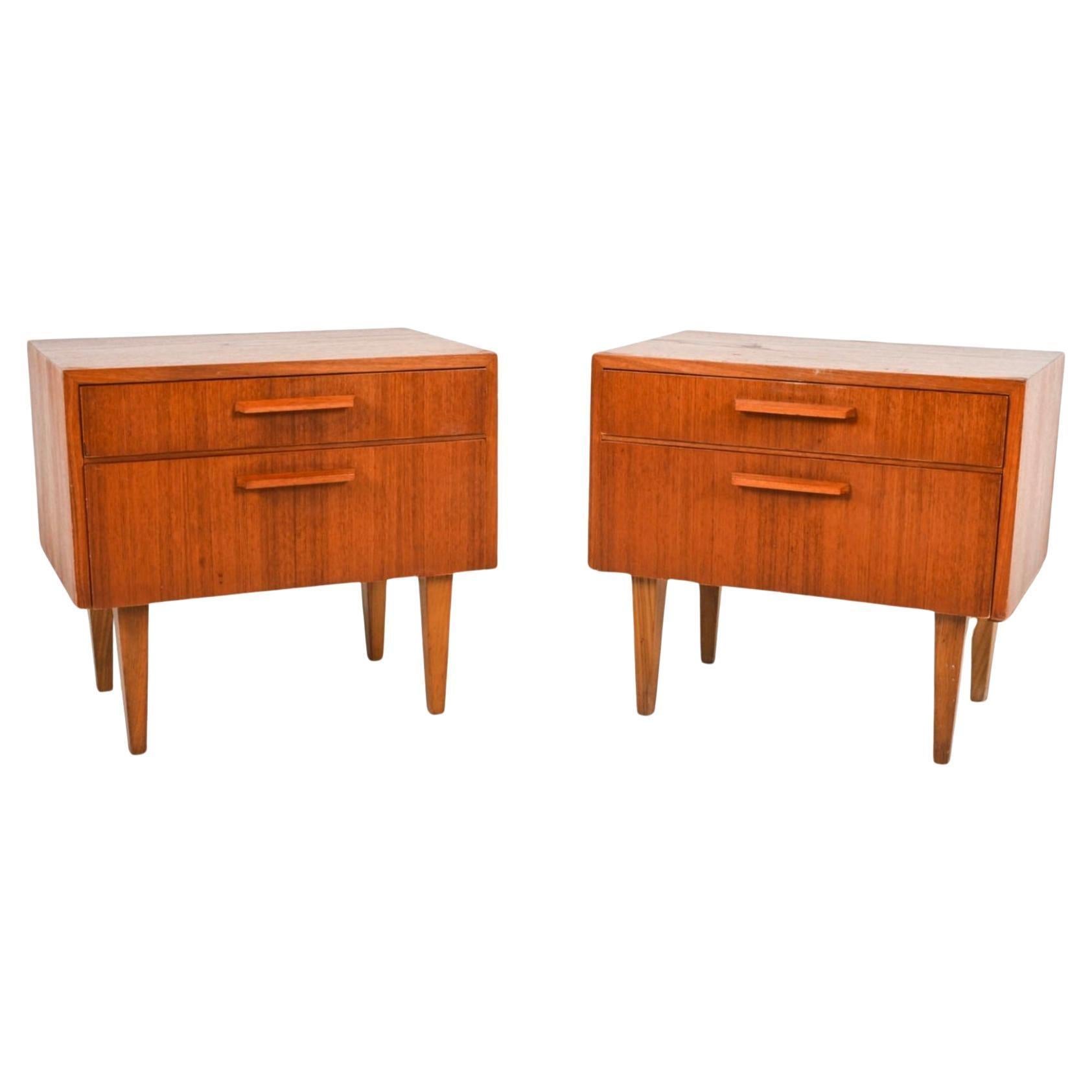 Scandinavo moderno Coppia di comodini moderni danesi a un cassetto in teak con mobile inferiore in vendita