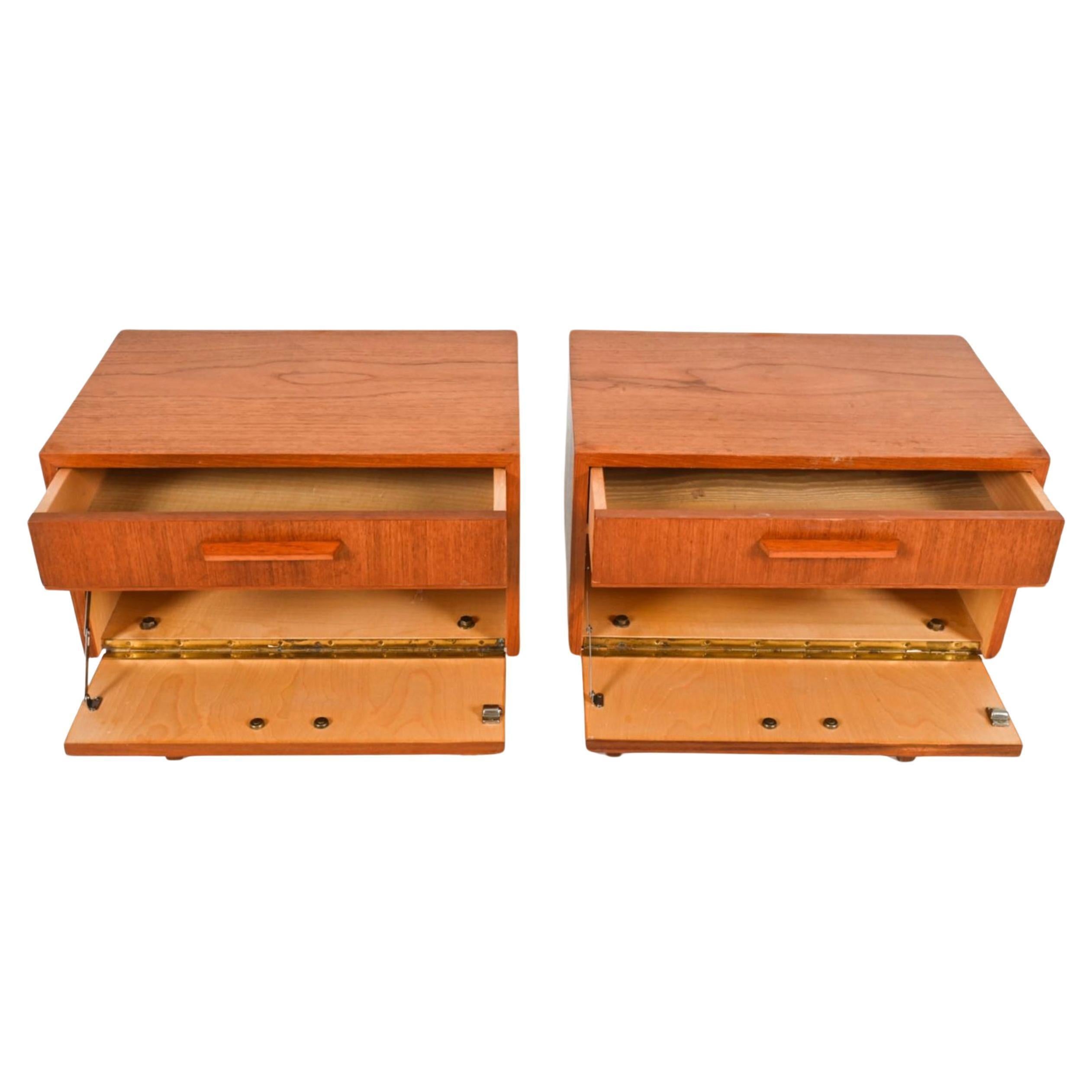 Danese Coppia di comodini moderni danesi a un cassetto in teak con mobile inferiore in vendita