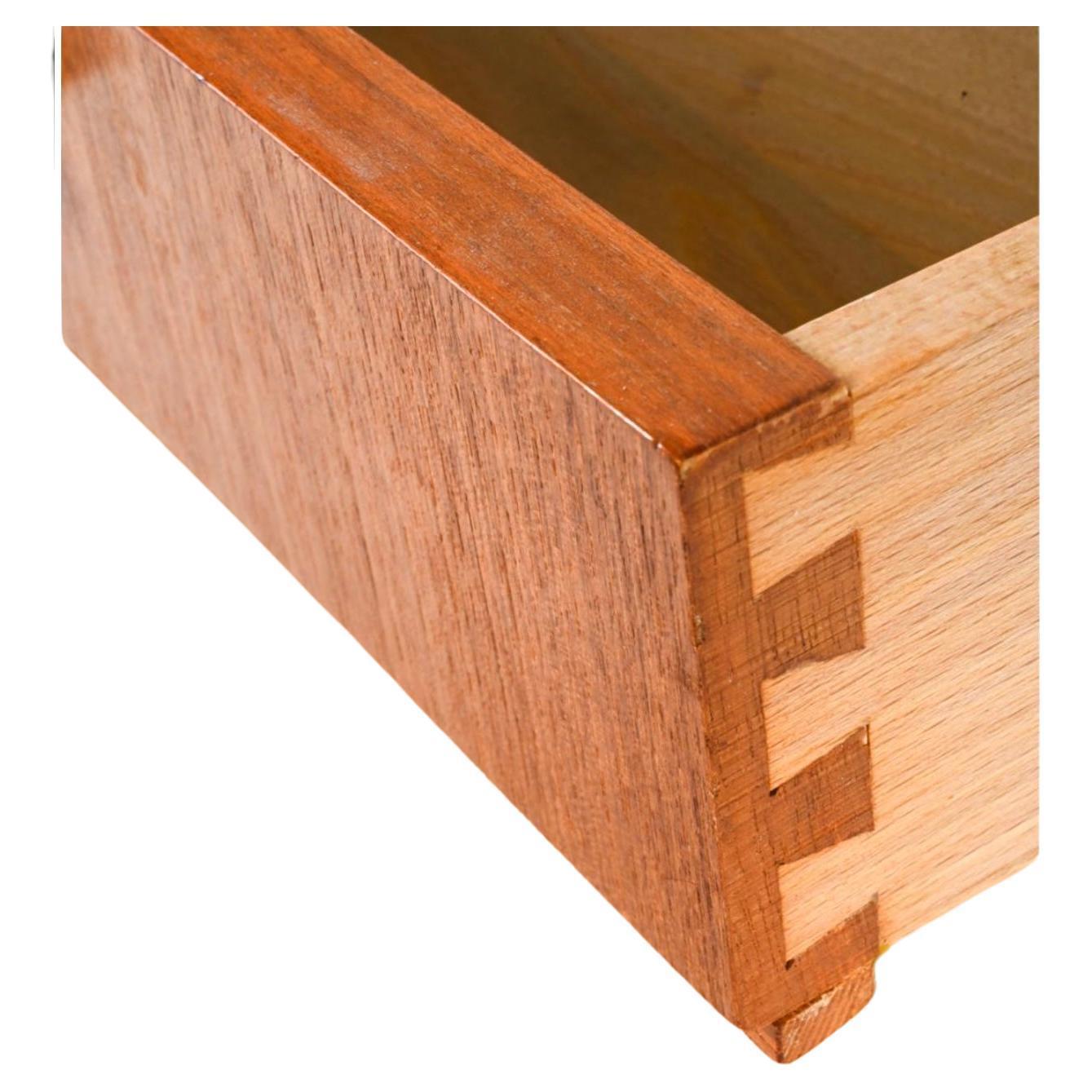 Falegnameria Coppia di comodini moderni danesi a un cassetto in teak con mobile inferiore in vendita