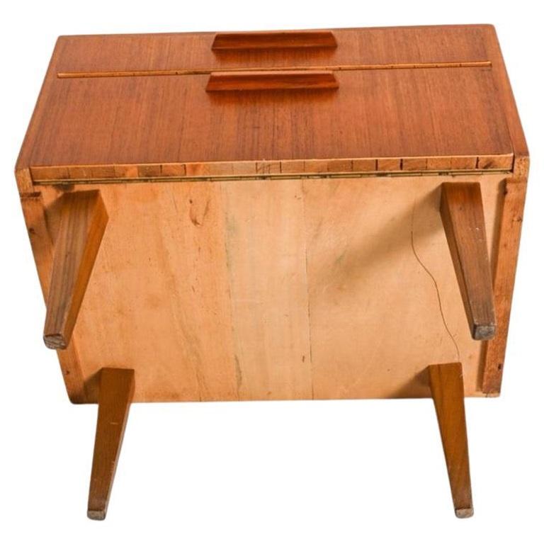Coppia di comodini moderni danesi a un cassetto in teak con mobile inferiore In condizioni buone in vendita a Brooklyn, NY