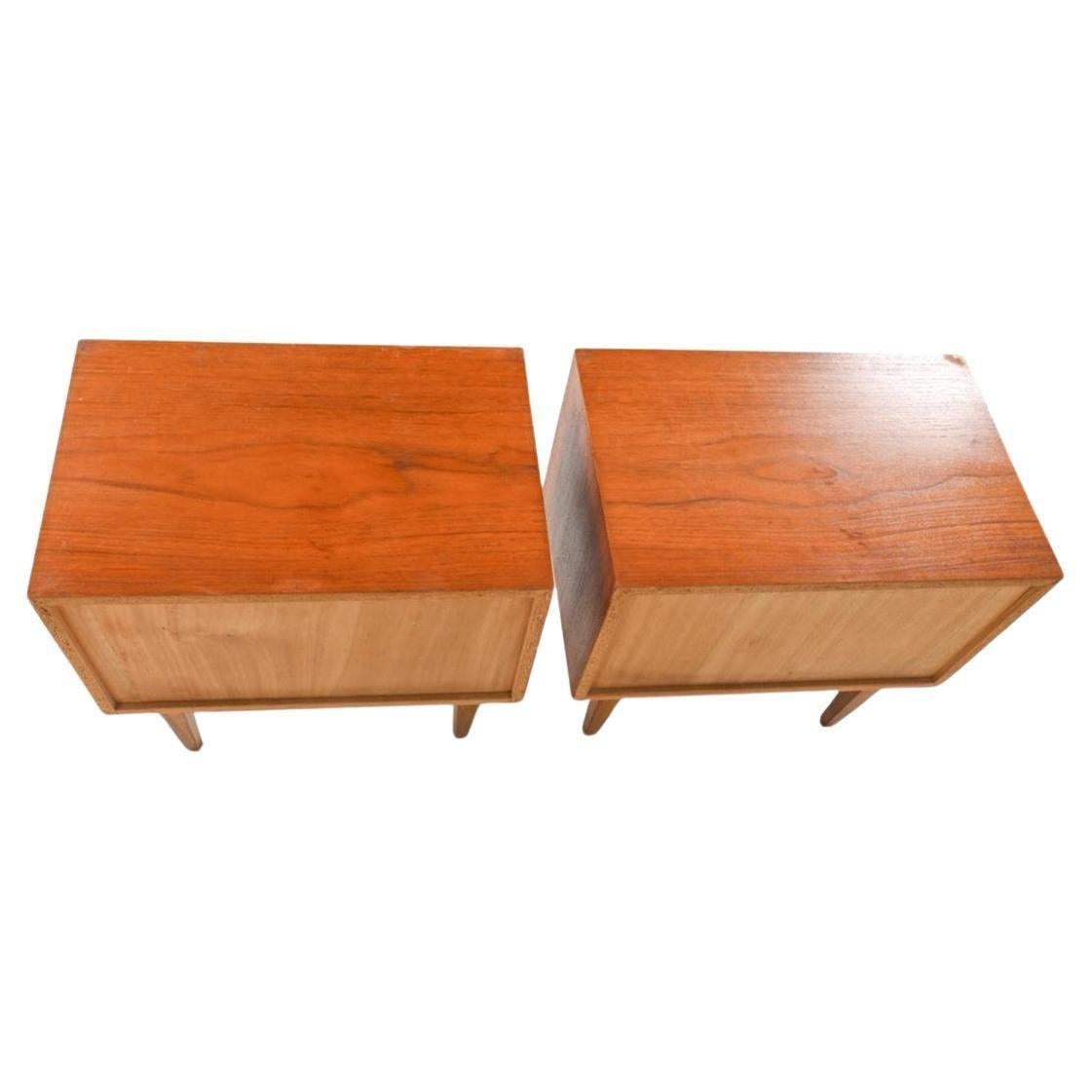Fine XX secolo Coppia di comodini moderni danesi a un cassetto in teak con mobile inferiore in vendita