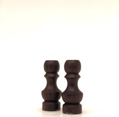 Pareja de saleros y pimenteros daneses modernos de palisandro macizo torneados a mano