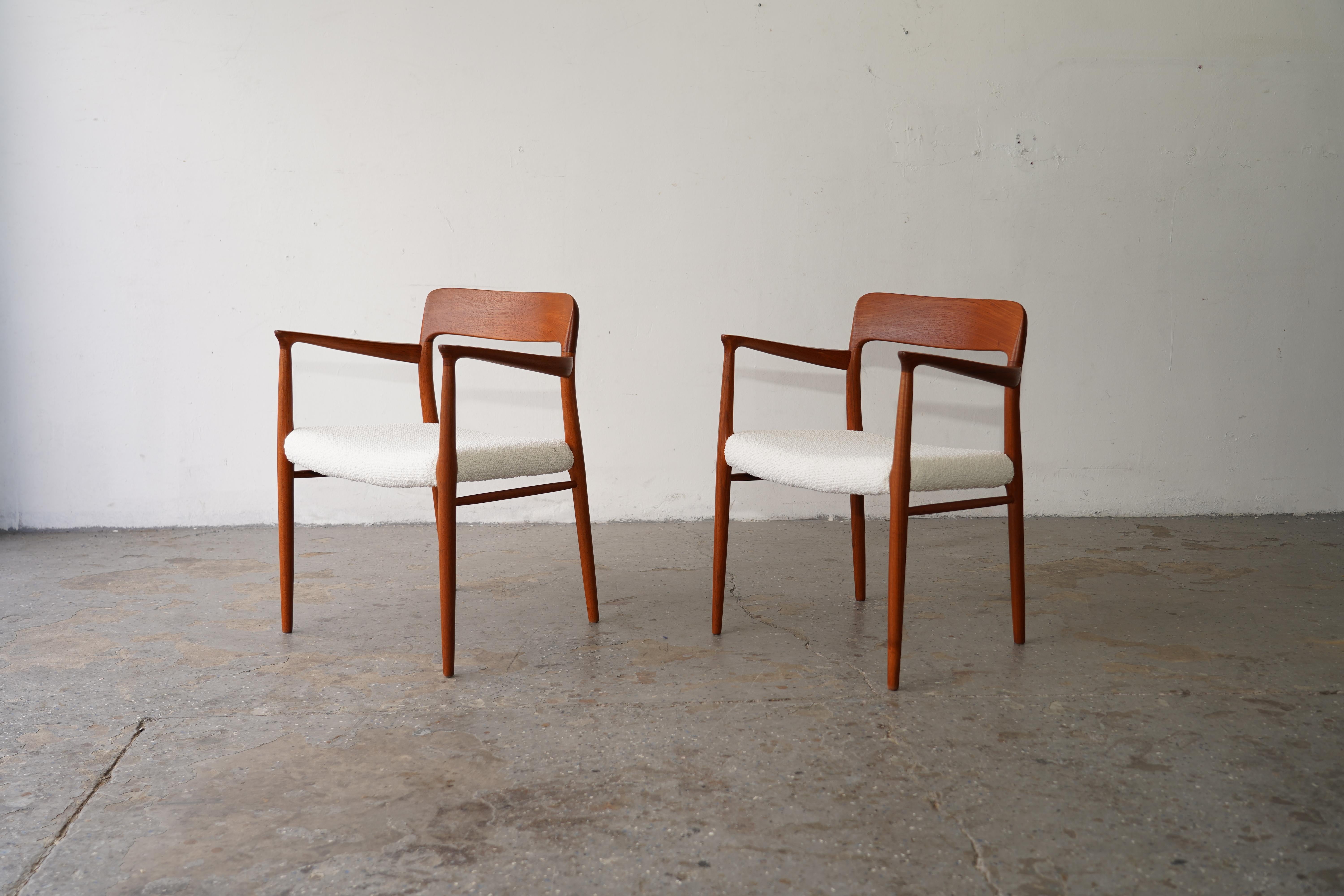Coppia di modelli in teak massiccio Model No.  Sedie di Niels Otto Møller per J.L.A. Møllers Møbelfabrik

Questa squisita coppia di sedie mette in mostra il design inconfondibile e l'eccezionale maestria di Niels Otto Møller. Ogni sedia è realizzata