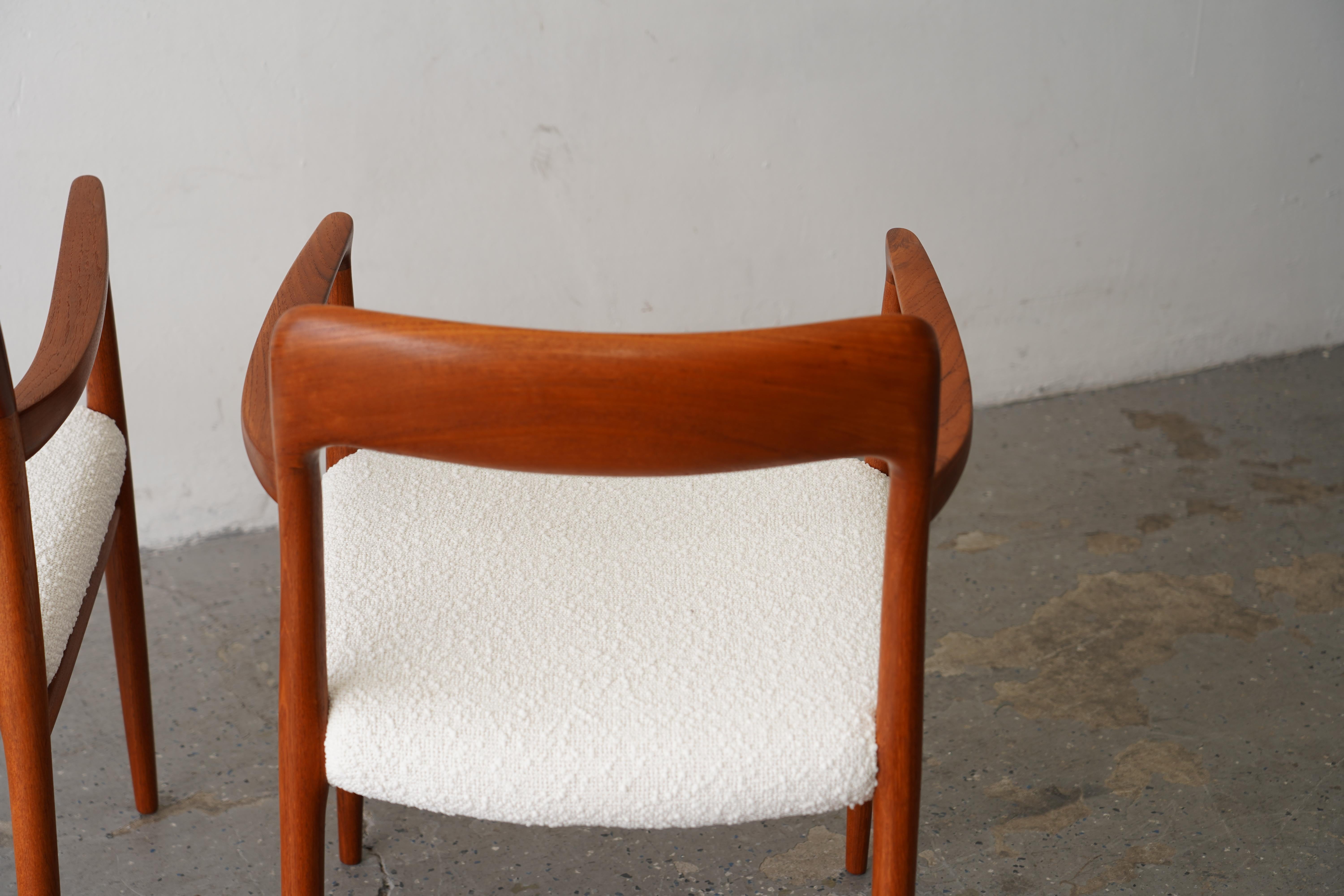 Coppia di poltrone moderne danesi in teak massiccio J.L Møller Model 56 in vendita 2