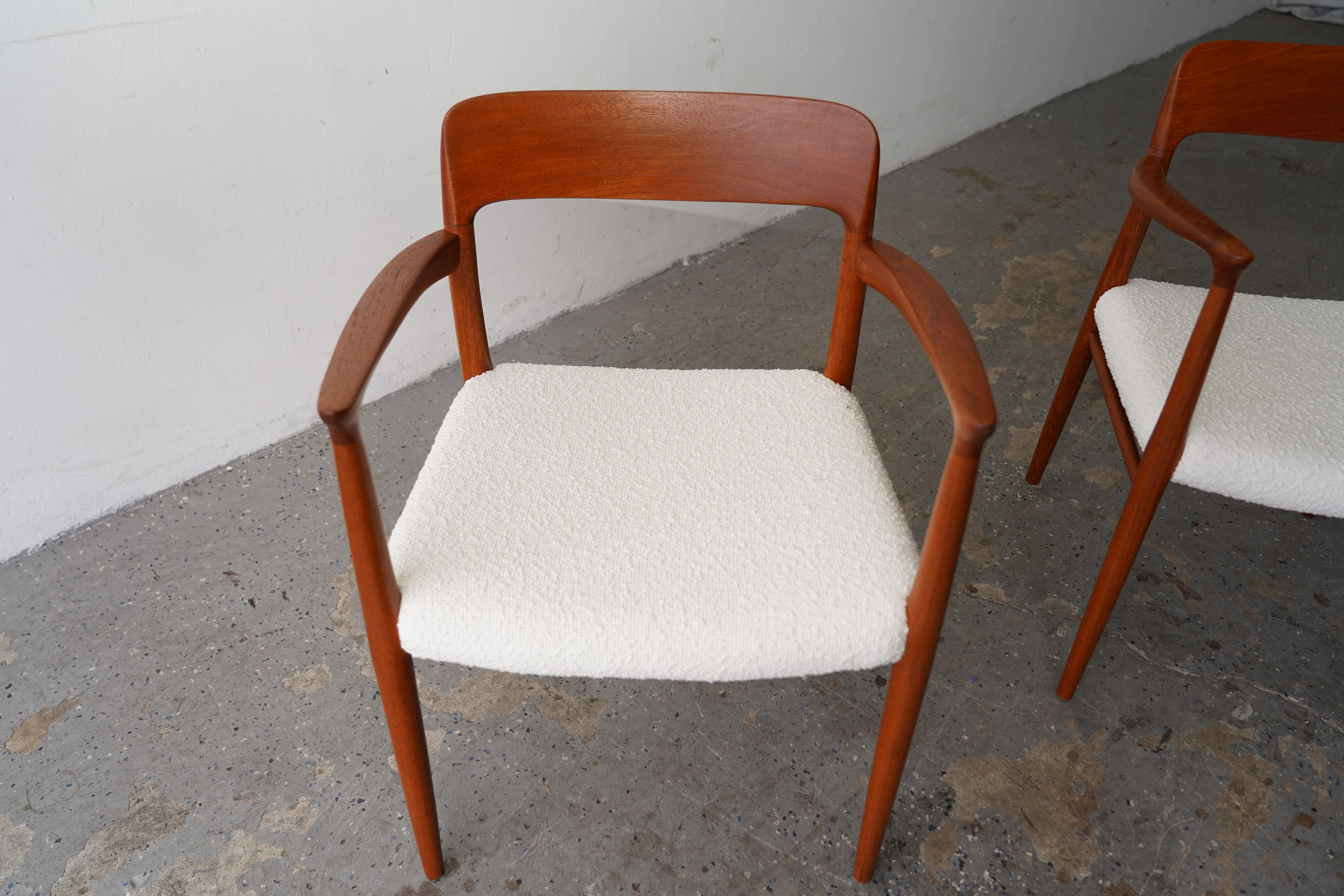 Coppia di poltrone moderne danesi in teak massiccio J.L Møller Model 56 in vendita 3