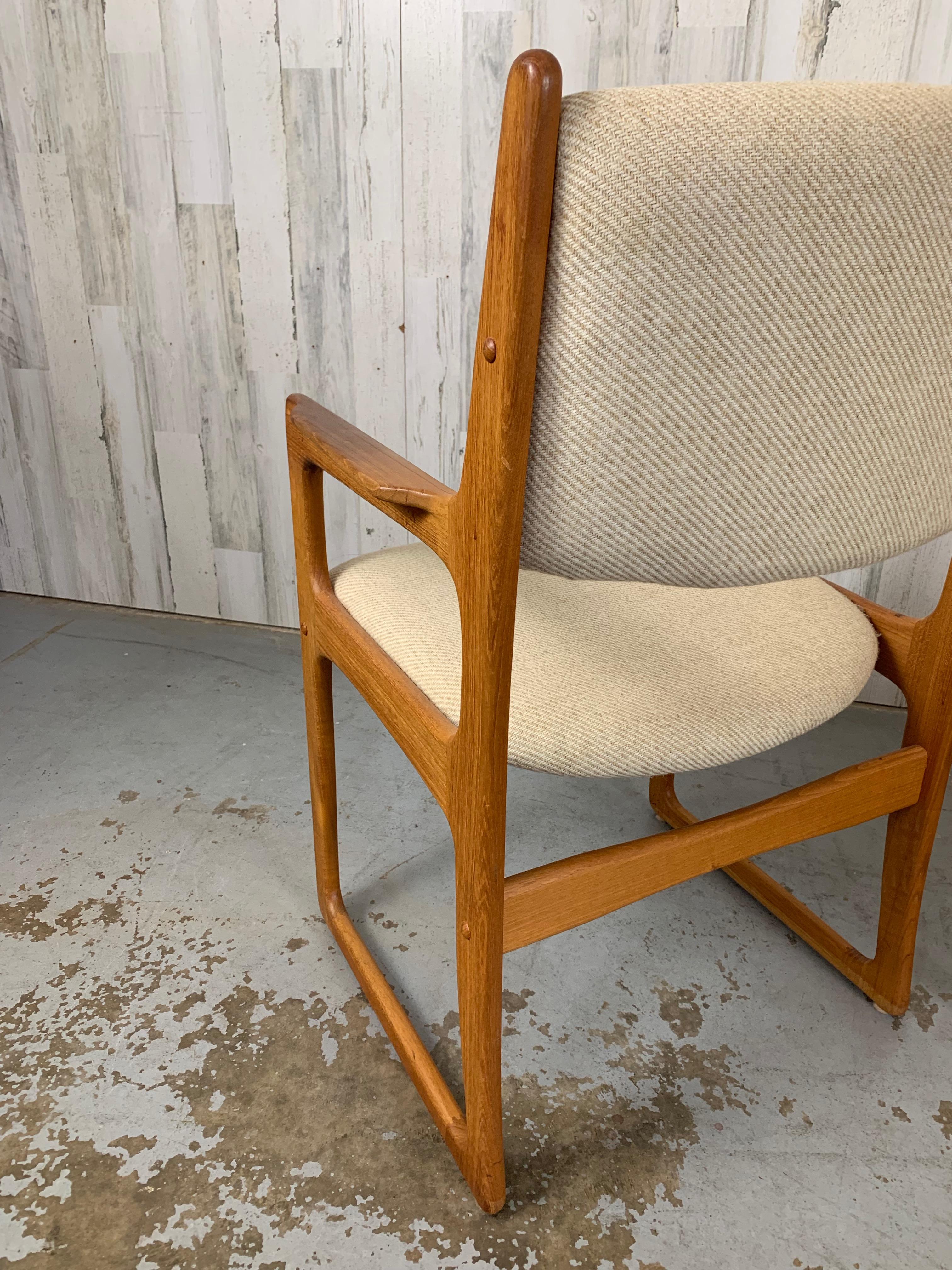 Scandinave moderne Paire de fauteuils danois de style moderne en vente