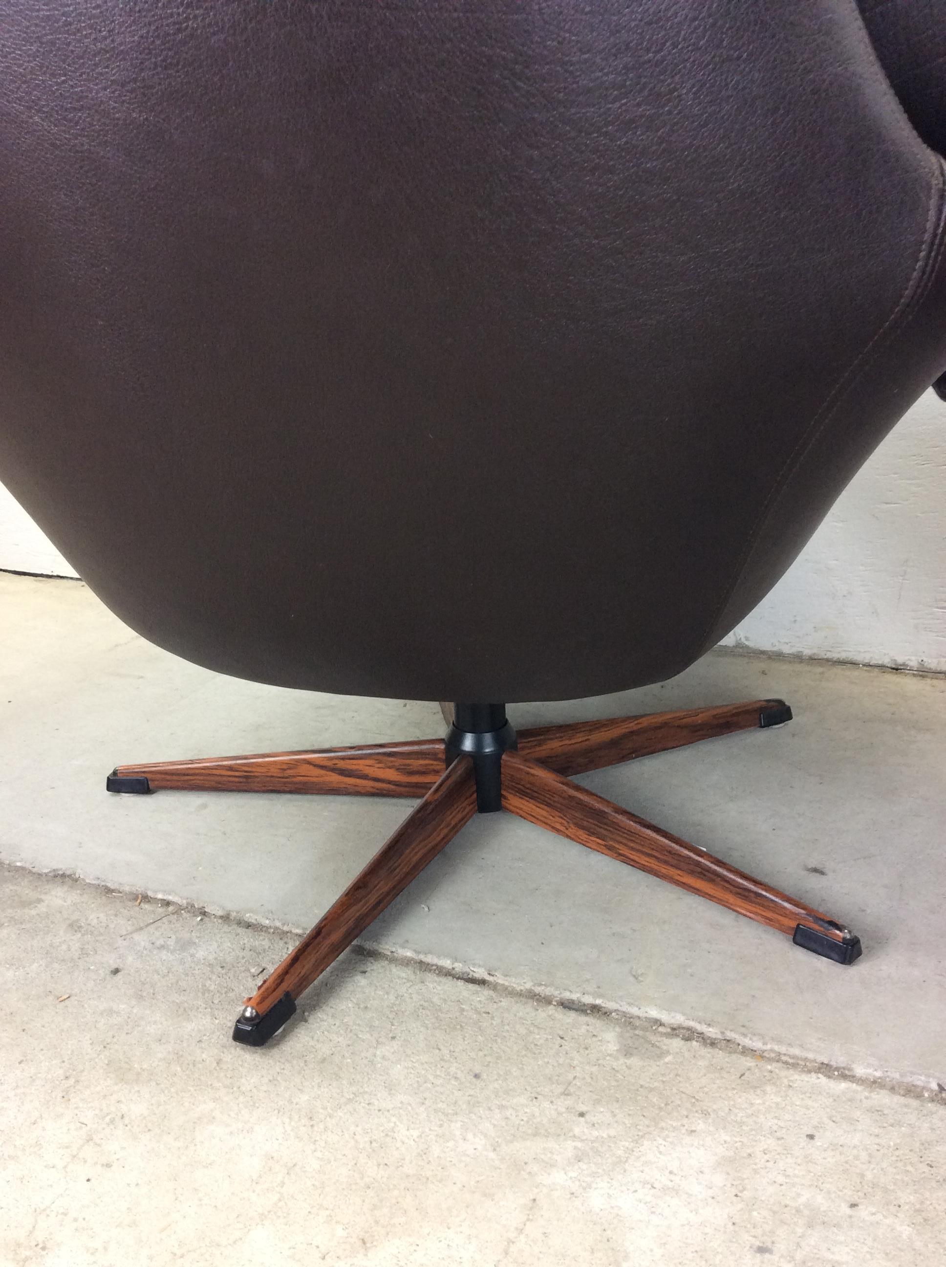 Pair of Danish Modern Swivel Lounge Chairs with Leather Upholstery For Sale 9
