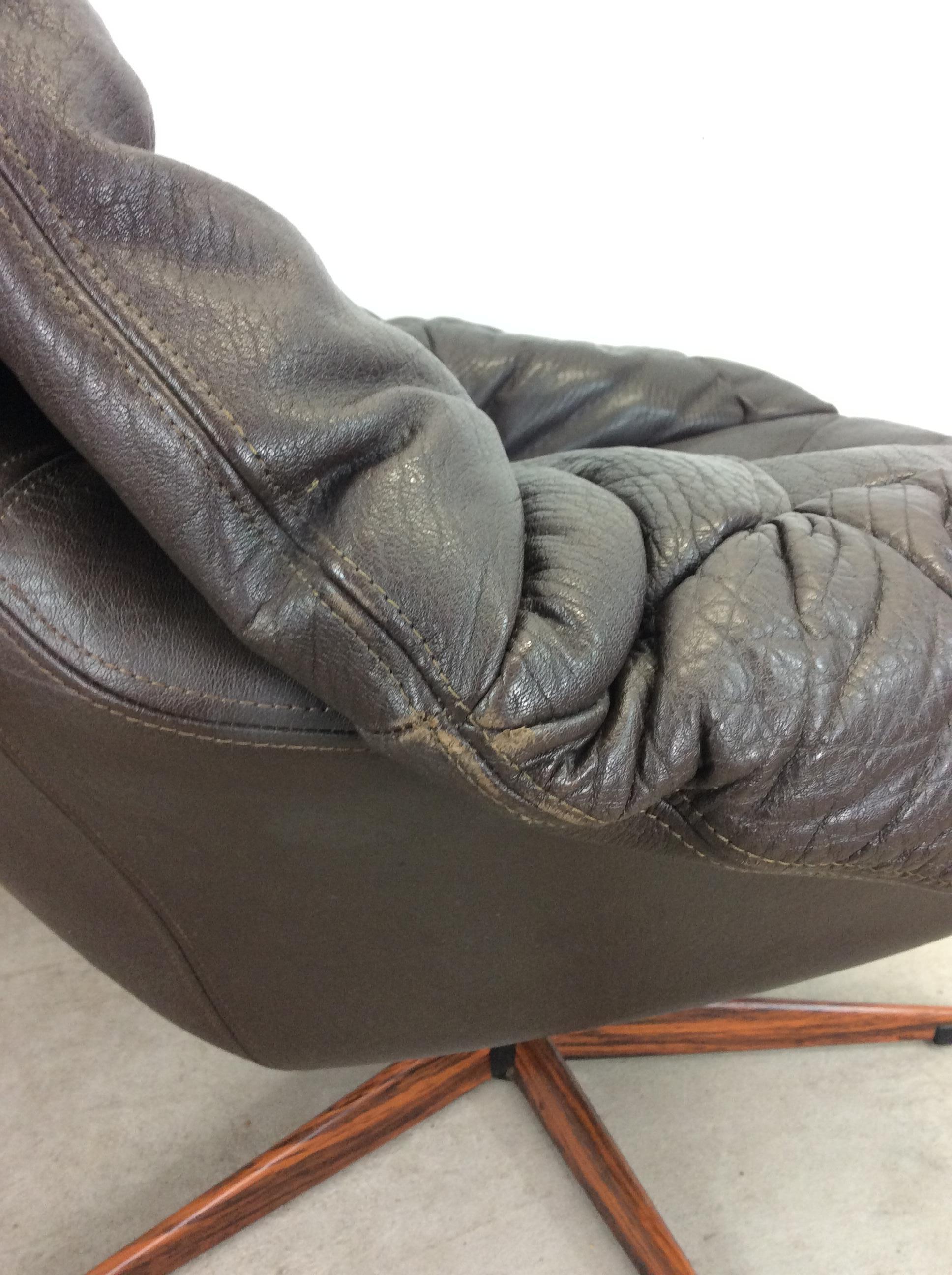 Pair of Danish Modern Swivel Lounge Chairs with Leather Upholstery For Sale 11