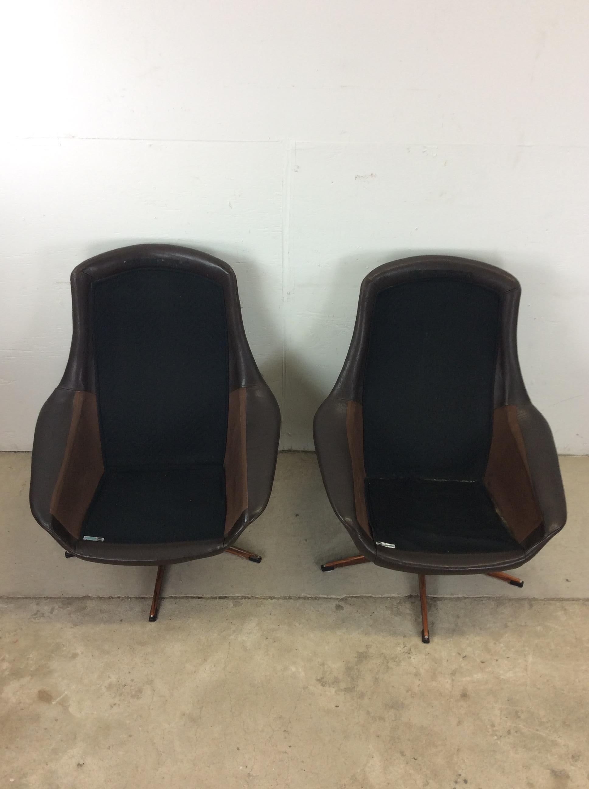 Pair of Danish Modern Swivel Lounge Chairs with Leather Upholstery For Sale 14