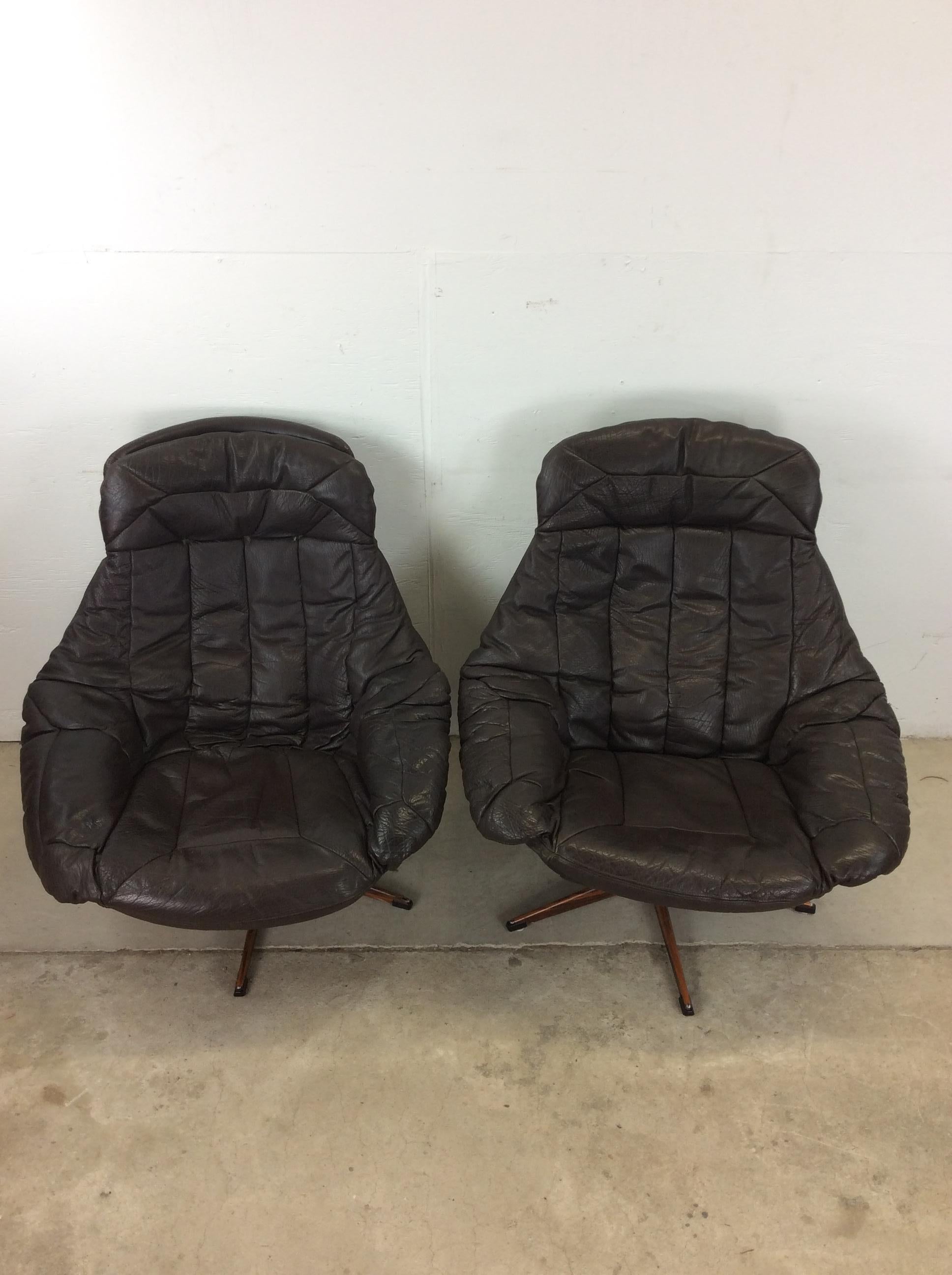This pair of Danish modern lounge chairs by Bramin Mobler feature dark brown leather upholstery, removable seat cushions, swivel base and rosewood accented feet.

Dimensions: 34.5w 32d 37h 16sh 19ah  

Condition notes: Brown leather upholstery is