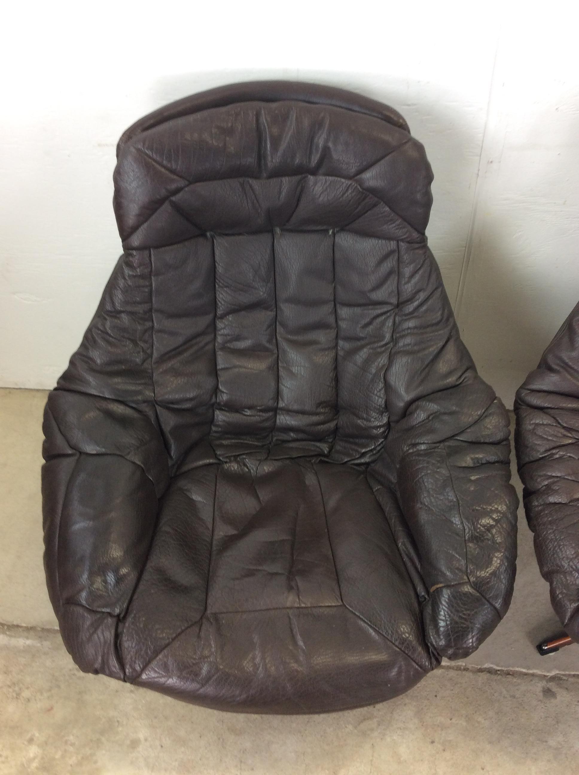 Scandinavian Modern Pair of Danish Modern Swivel Lounge Chairs with Leather Upholstery For Sale
