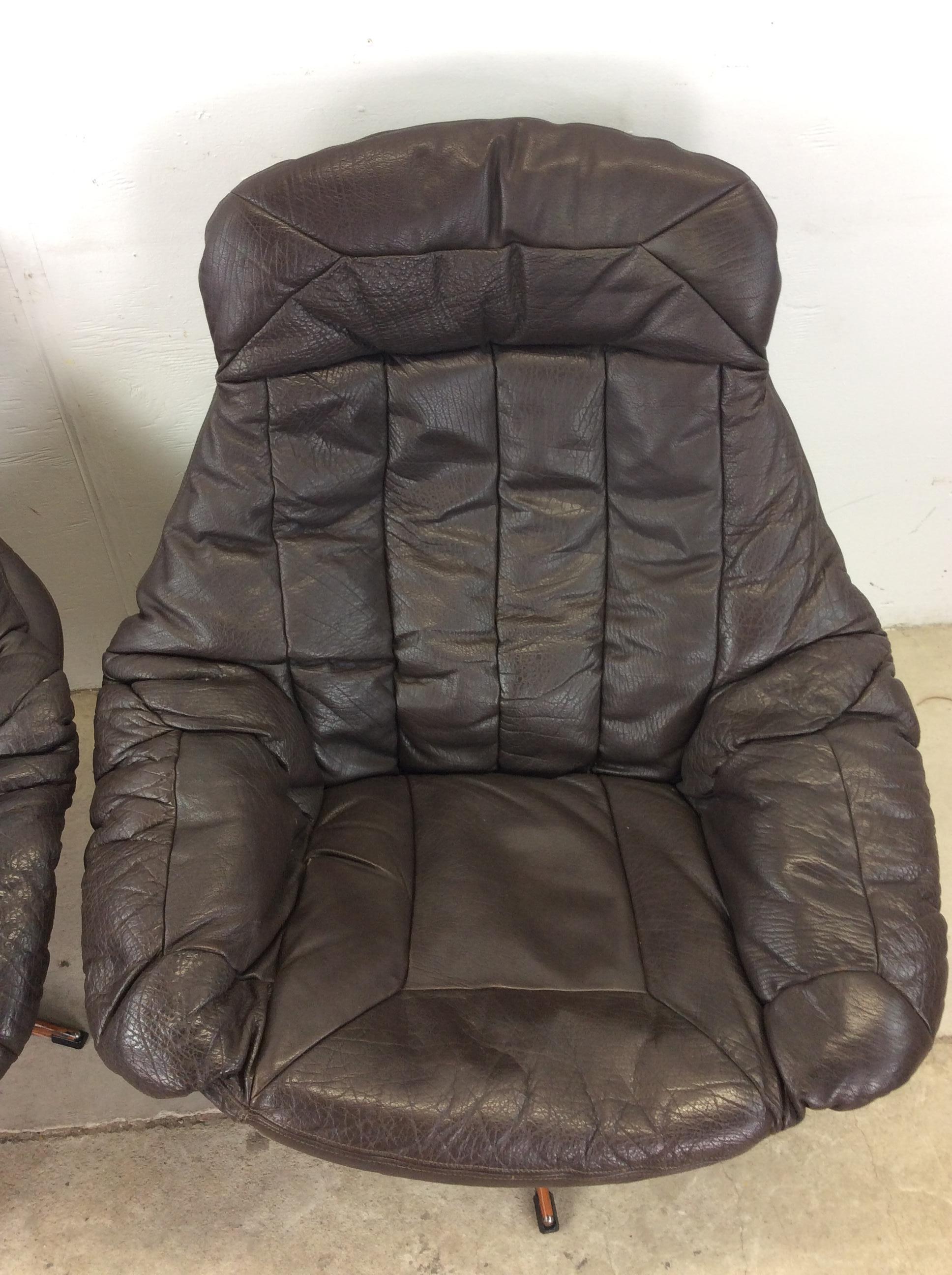 Pair of Danish Modern Swivel Lounge Chairs with Leather Upholstery In Good Condition For Sale In Freehold, NJ