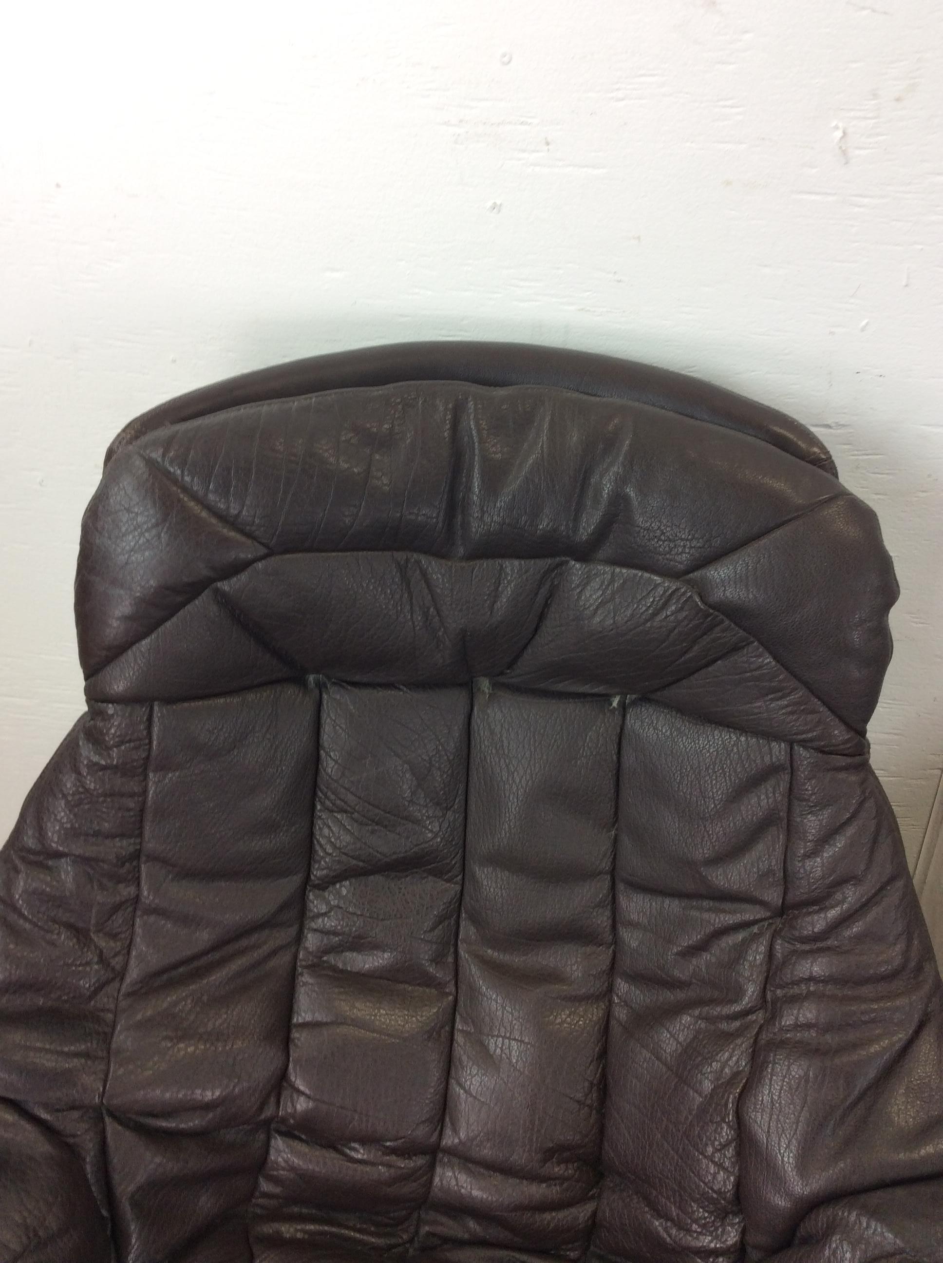 20th Century Pair of Danish Modern Swivel Lounge Chairs with Leather Upholstery For Sale