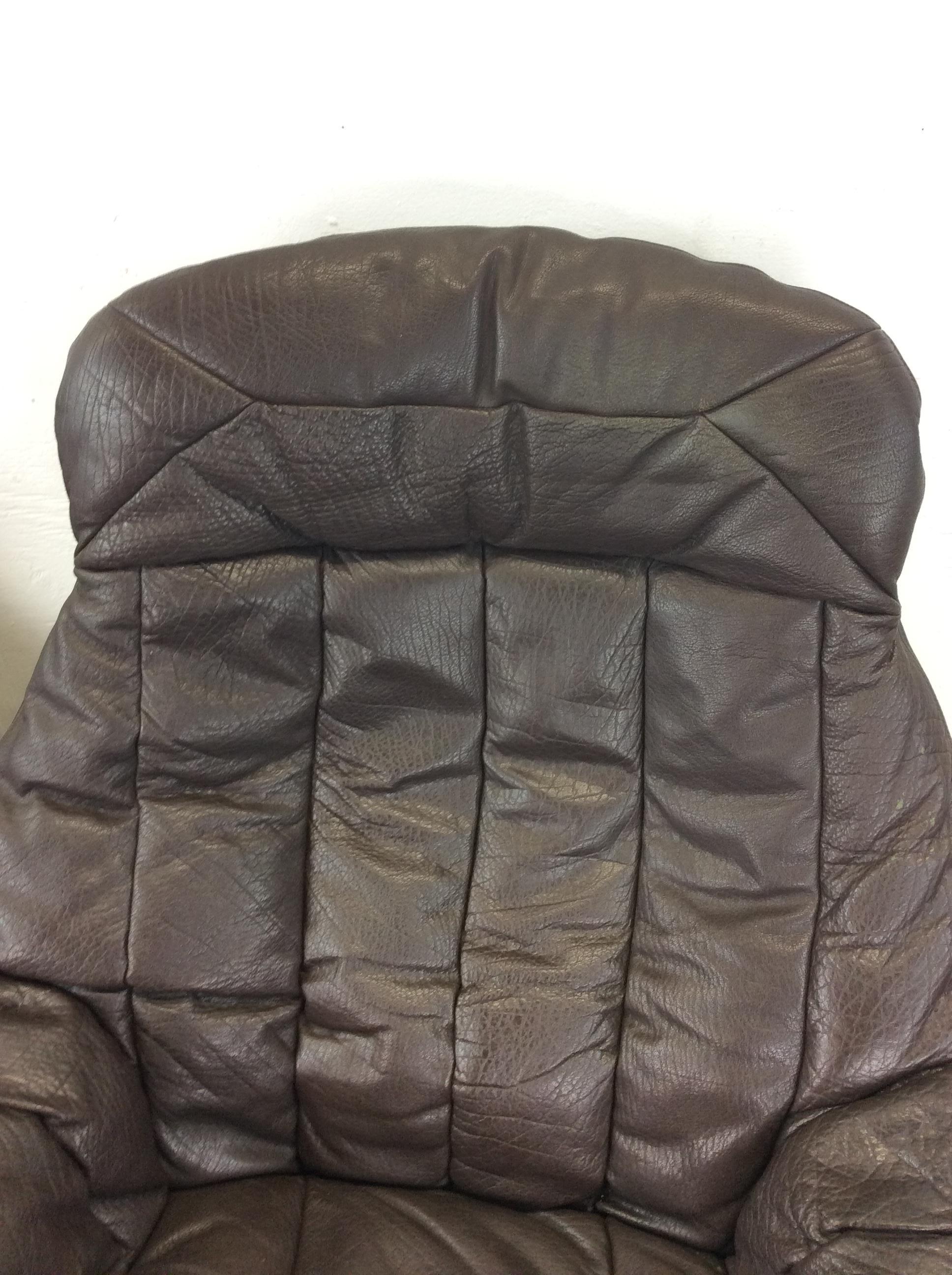 Pair of Danish Modern Swivel Lounge Chairs with Leather Upholstery For Sale 2