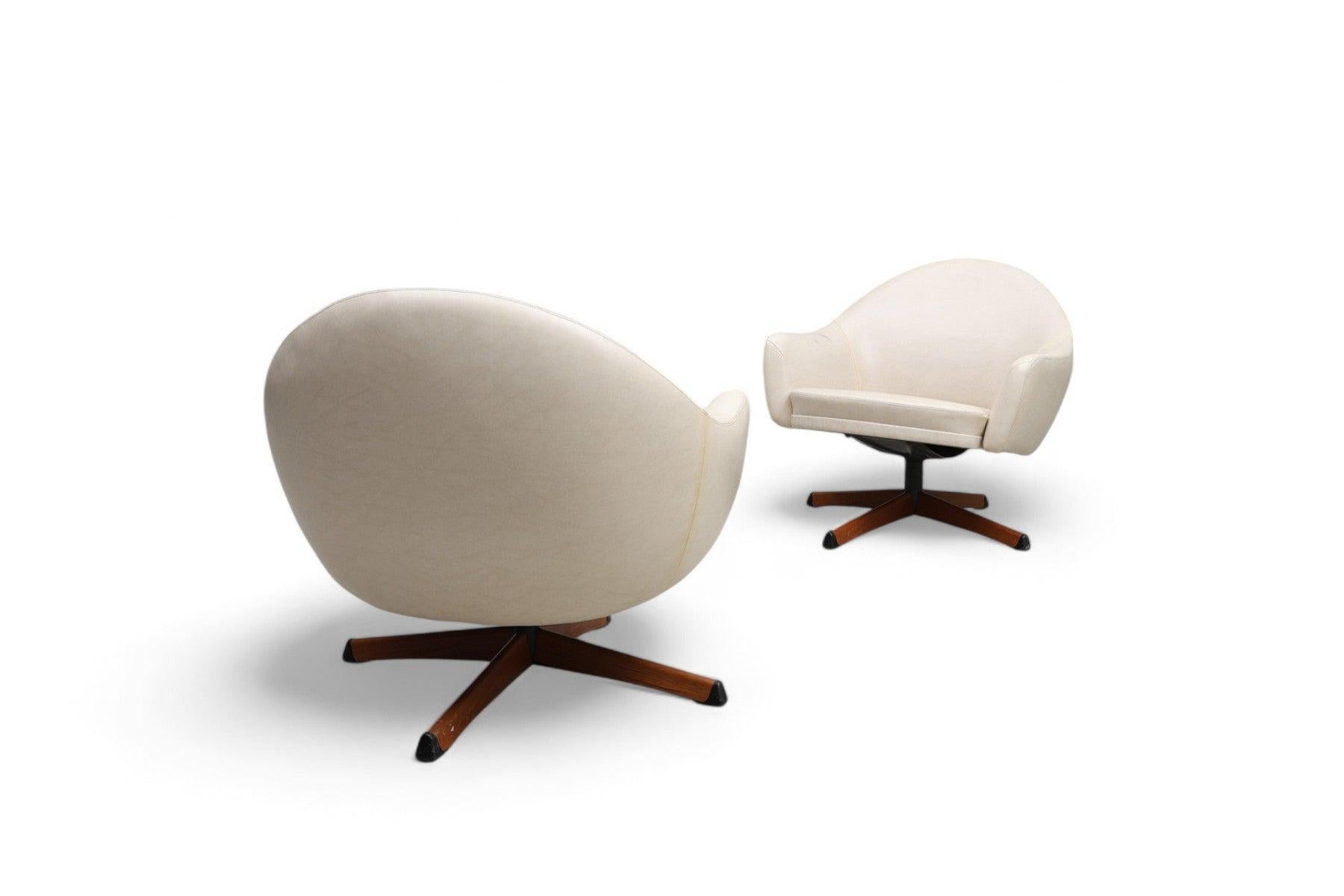 Mid-Century Modern Paire de chaises danoises modernes pivotantes en vente