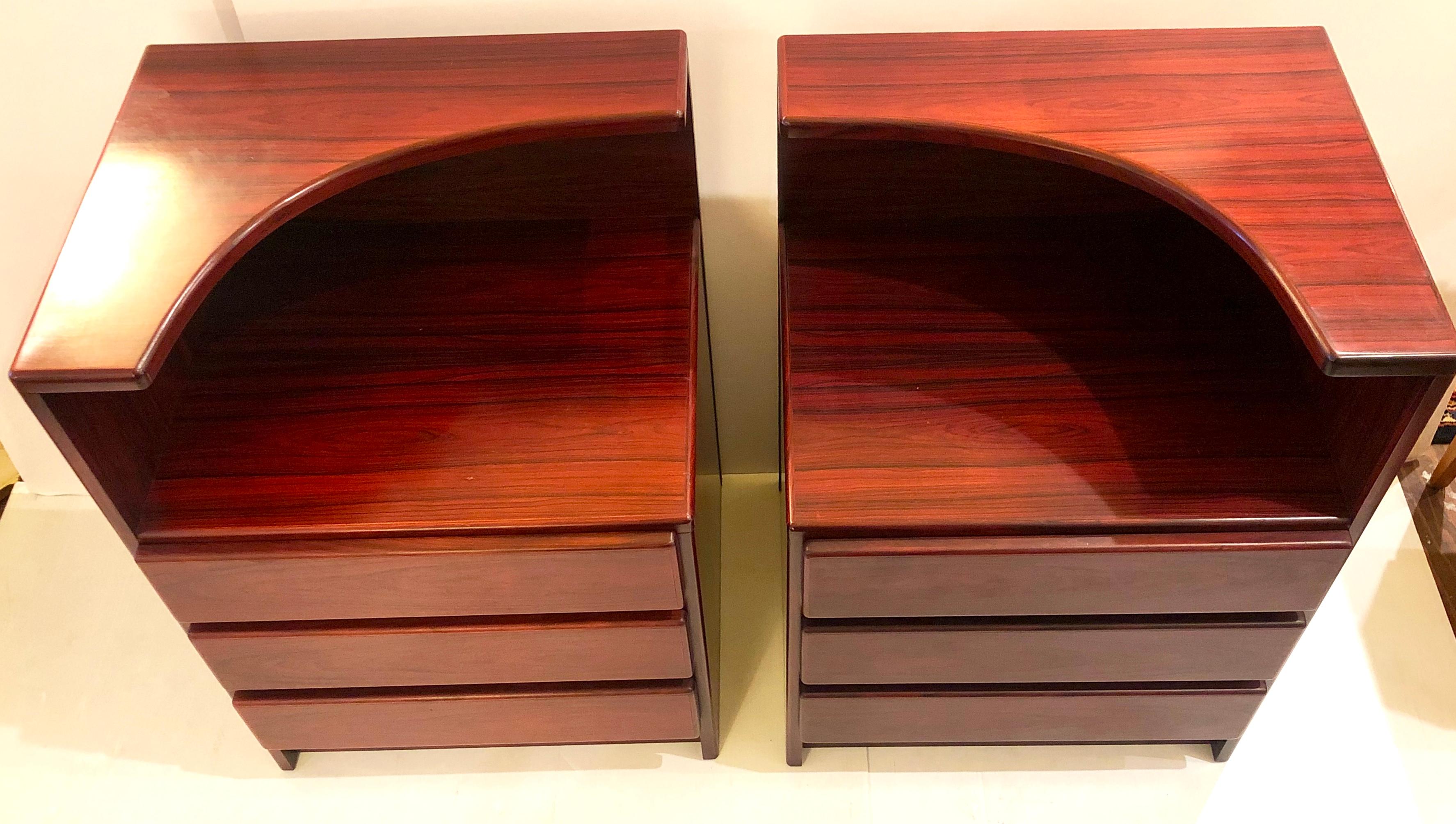 Superbe paire de tables de nuit en bois de rose à trois tiroirs, très propre, datant des années 1980.

  