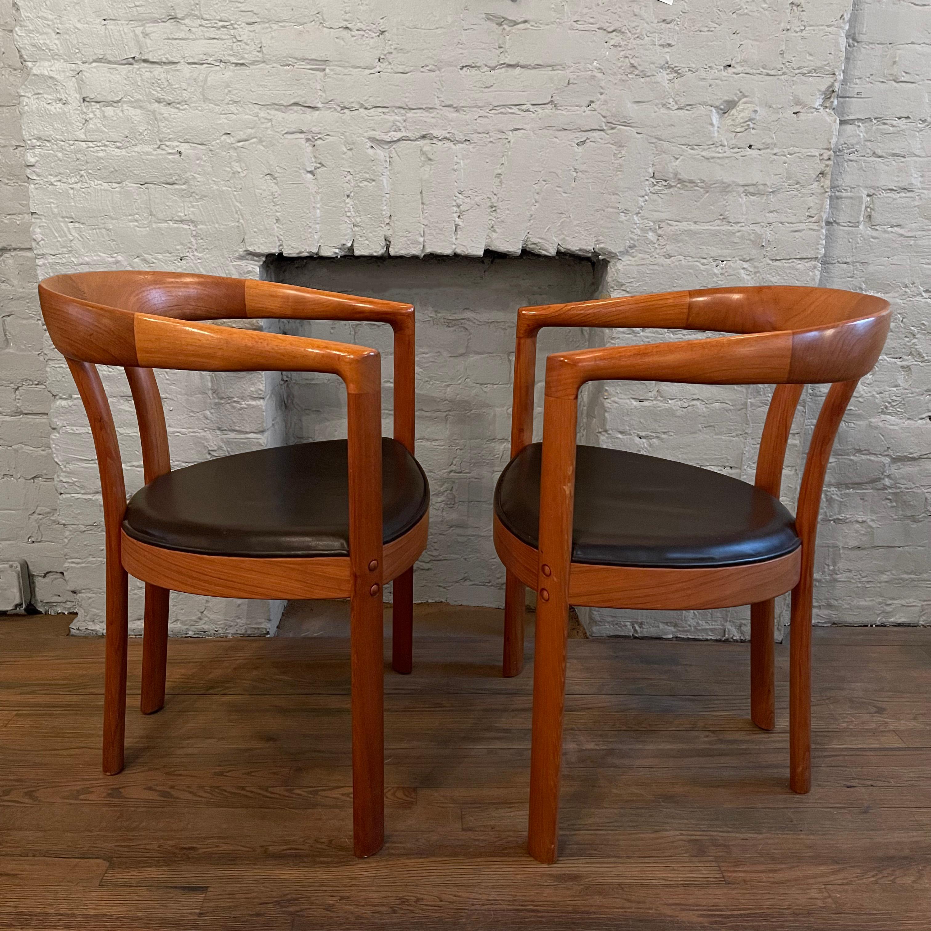 Pair of Danish Modern Teak Barrel Chairs In Good Condition In Brooklyn, NY