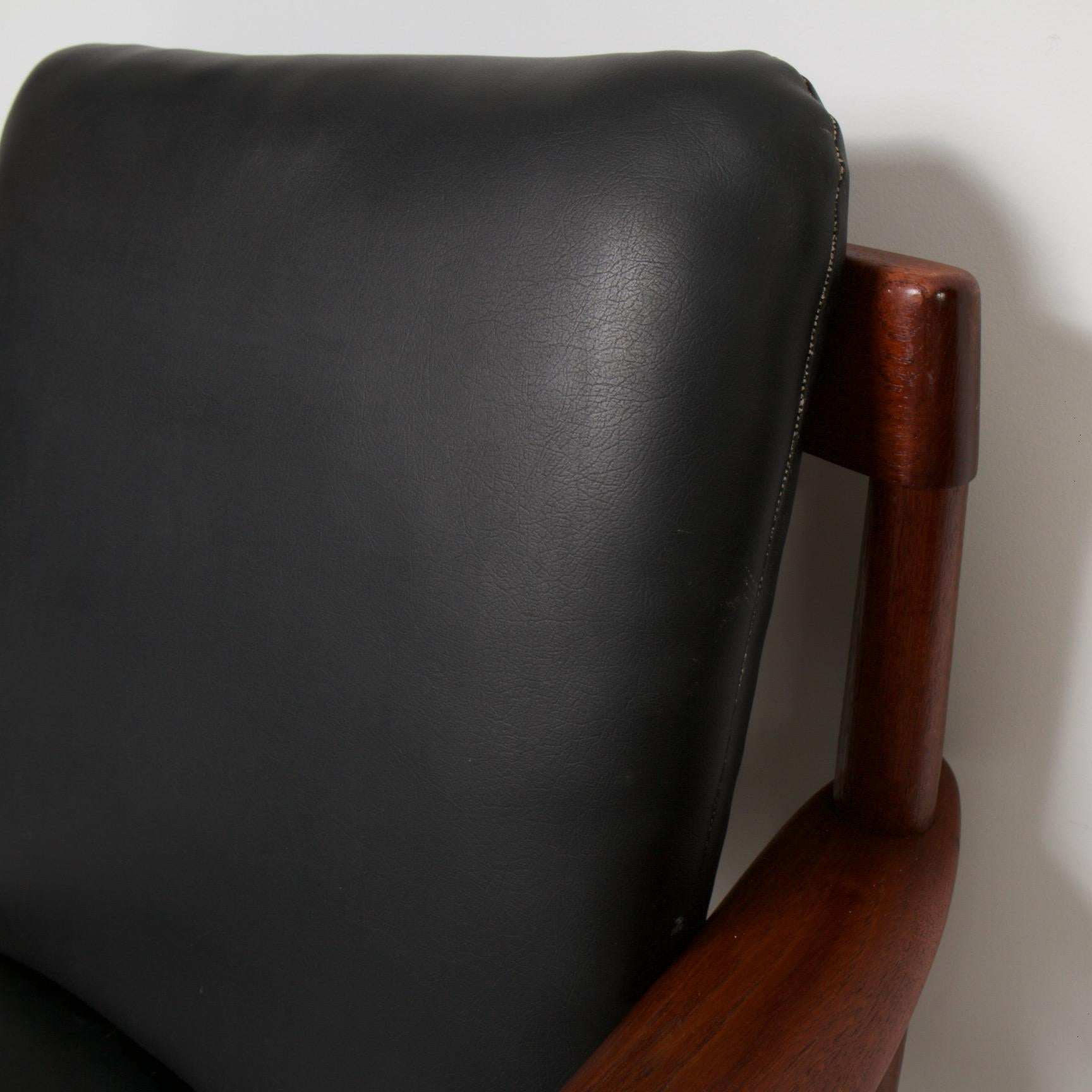 Naugahyde Pair of Danish Modern Teak Lounge Chairs by Grete Jalk For Sale