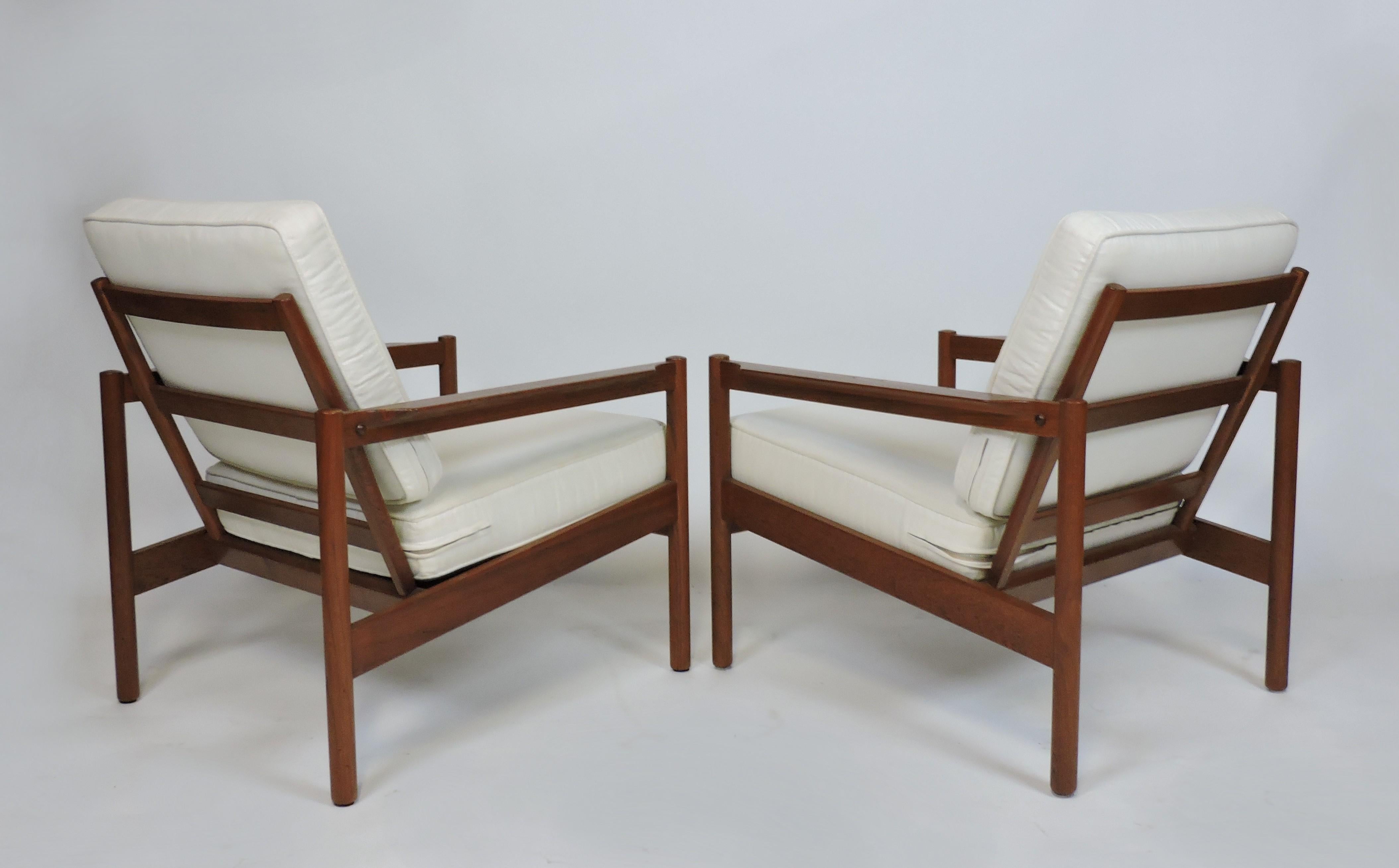 Danois Paire de fauteuils de salon danois modernes Kai Kristiansen en teck Magnus Olesen en vente
