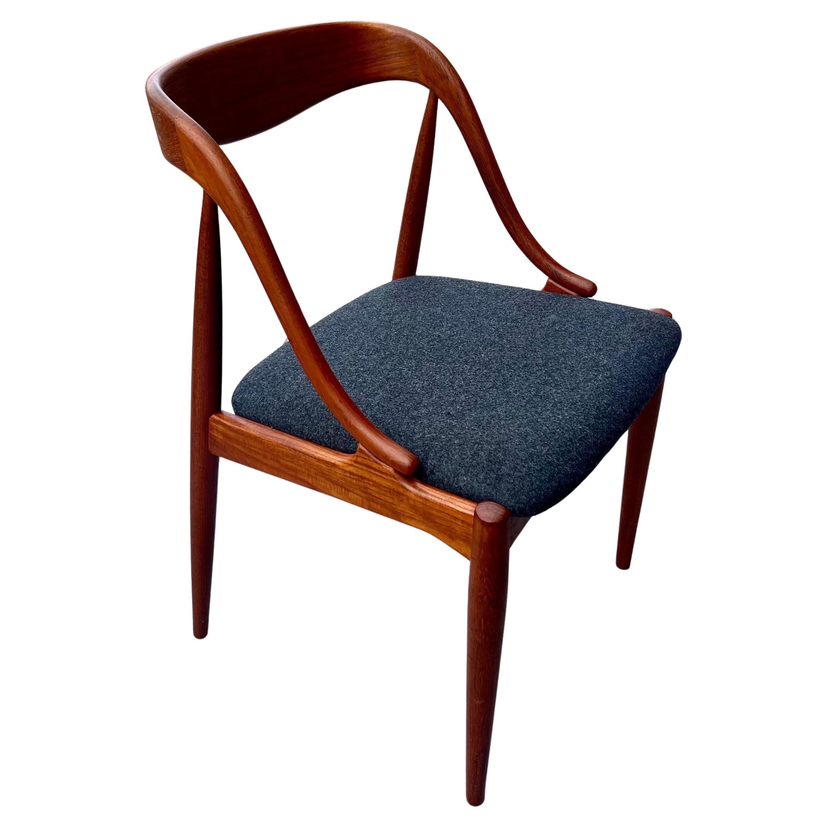 Mid-Century Danish pair of Model 16 dining chairs designed by Johannes Andersen For Uldum Møbelfabrik, 1950s, set of 4. These chair has been refinished and recover in beautiful Knoll wool fabric , this chair is solid and sturdy elegant and beautiful.