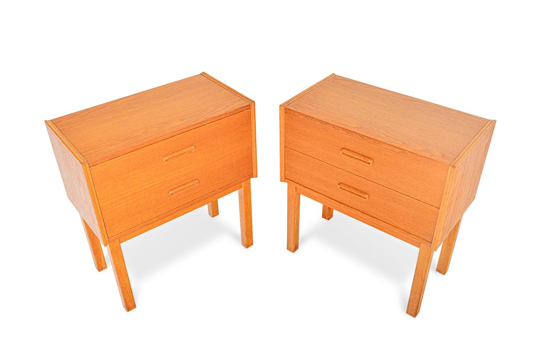 This handsome pair of Danish modern midcentury nightstands is crafted from oak and offer a silhouette that perfectly pairs with a modern bed. The case holds two drawers each adorned with a carved pull. In excellent original condition.

  
