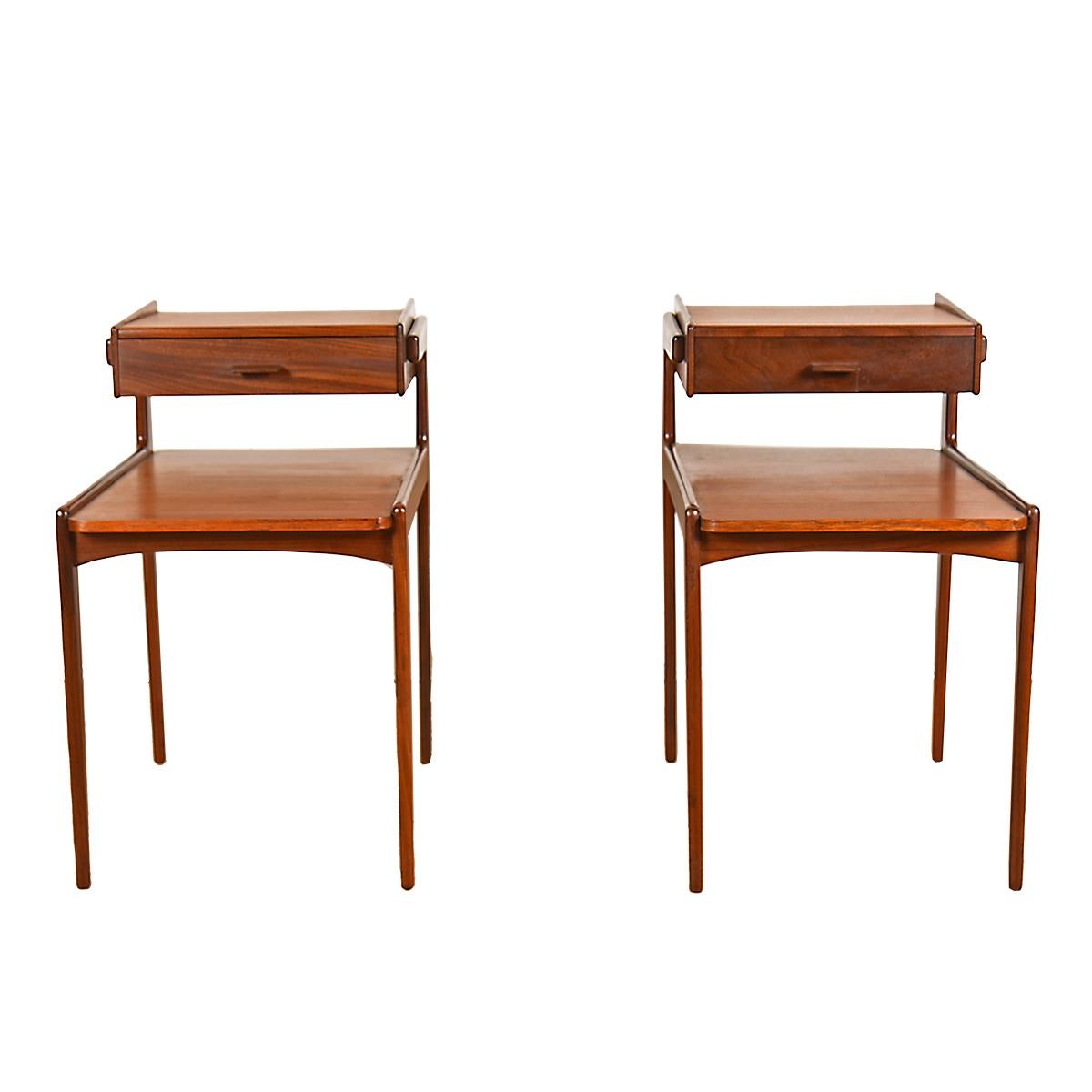 - Un diseño aerodinámico de dos niveles que representa la esencia misma de una mesa auxiliar
- Sirve tanto de mesilla auxiliar como de mesilla de noche y es aún más bonita en teca
- Un tablero en voladizo forma la superficie de la mesa con un cajón