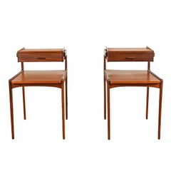 Coppia di tavolini / comodini moderni danesi in teak di Kurt Østervig