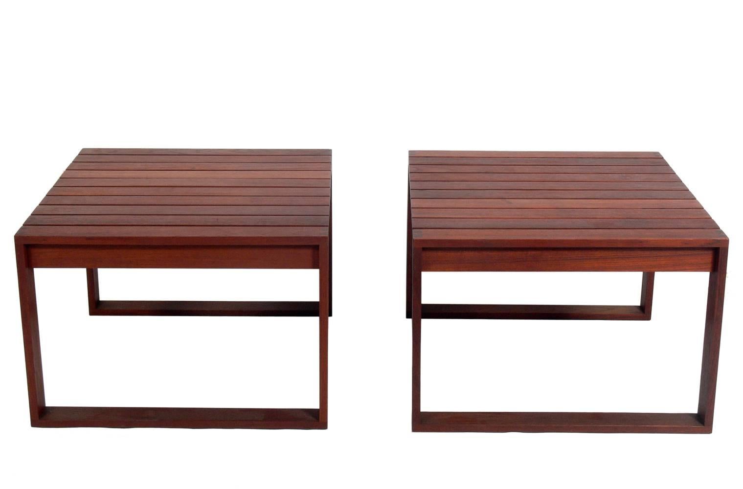 Mid-Century Modern Paire de tables d'extrémité danoises modernes à lattes en teck en vente