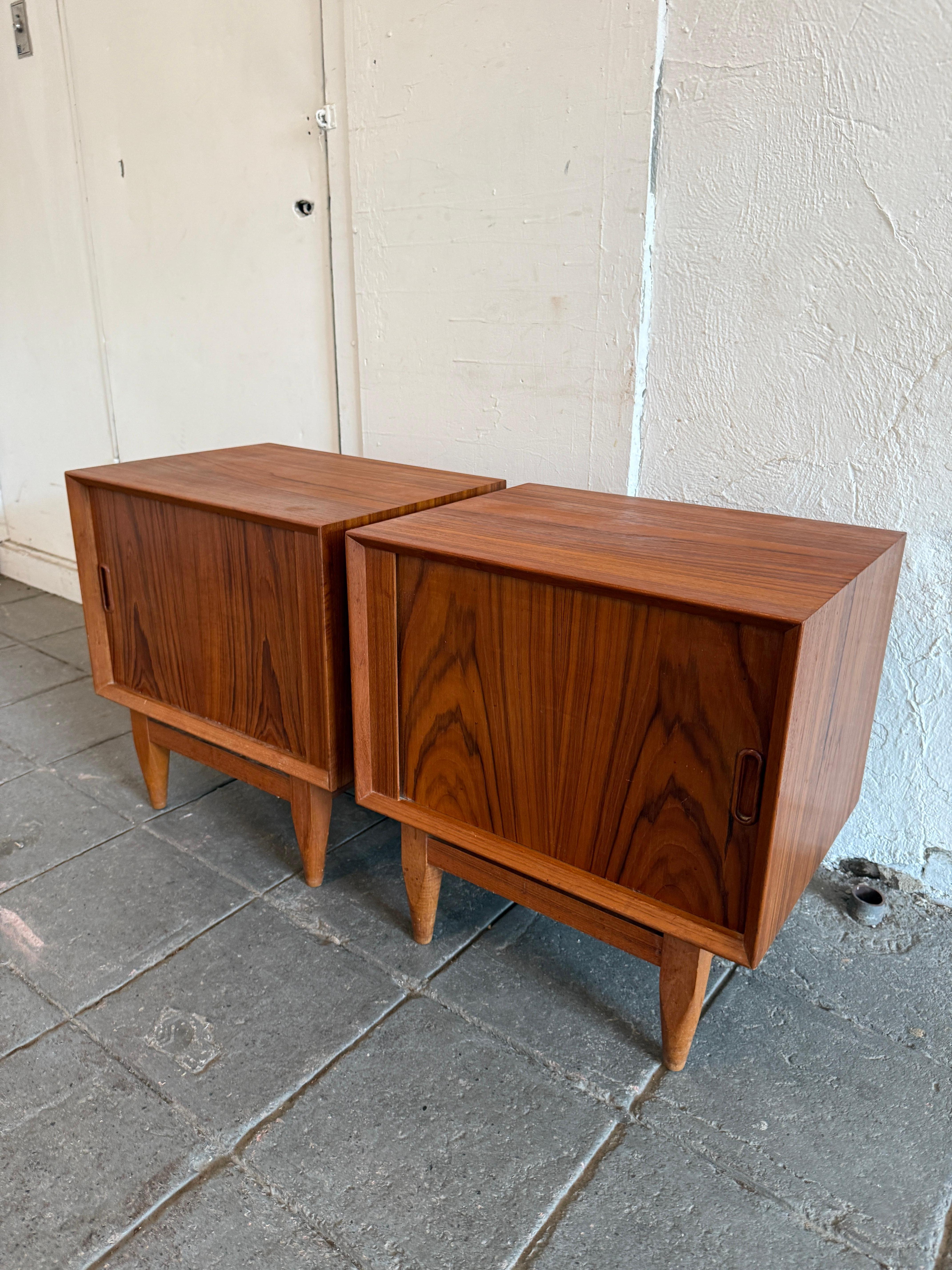 Scandinave moderne Paire de tables de nuit modernes danoises en teck à porte tambour en vente