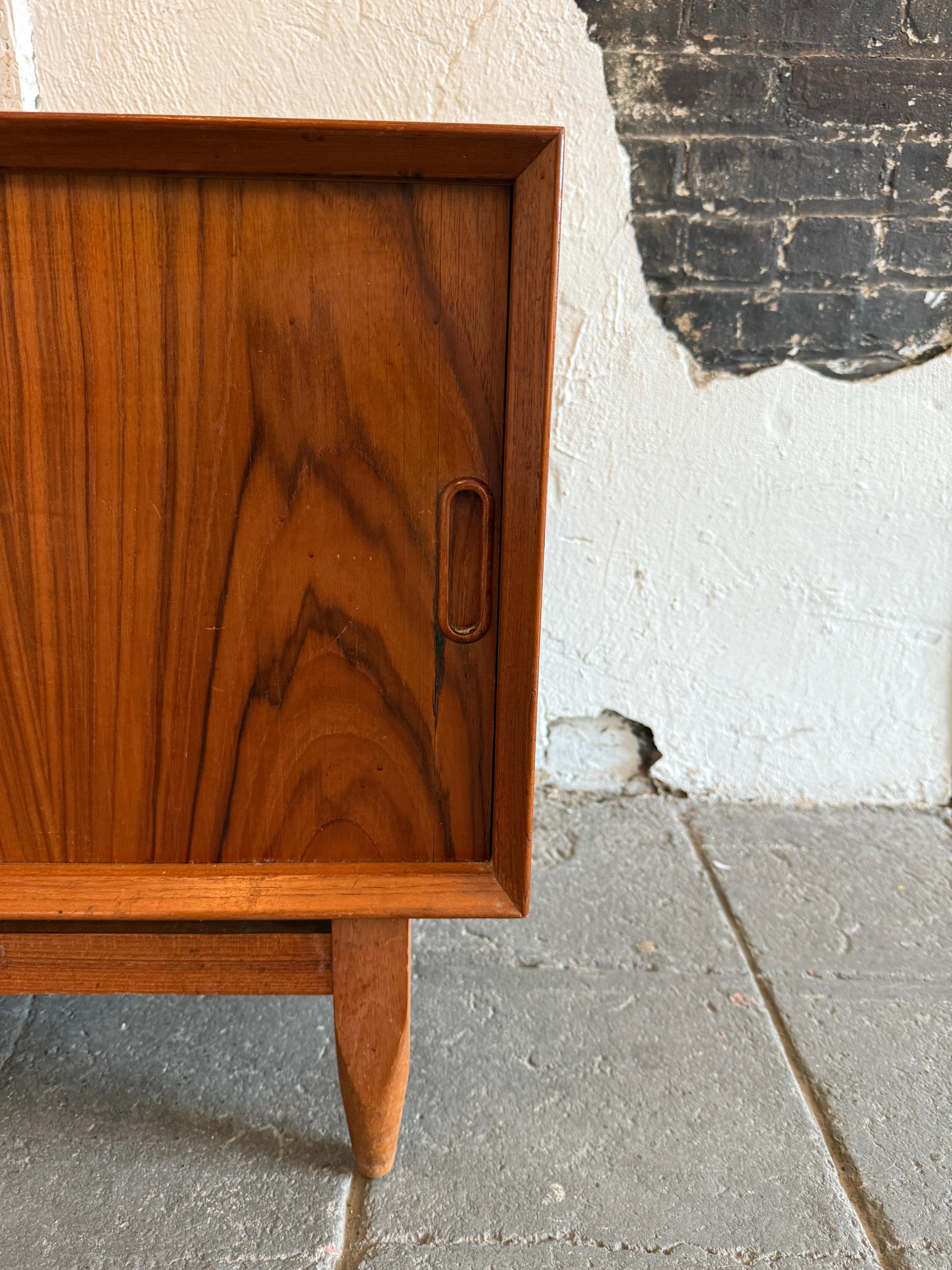Danois Paire de tables de nuit modernes danoises en teck à porte tambour en vente