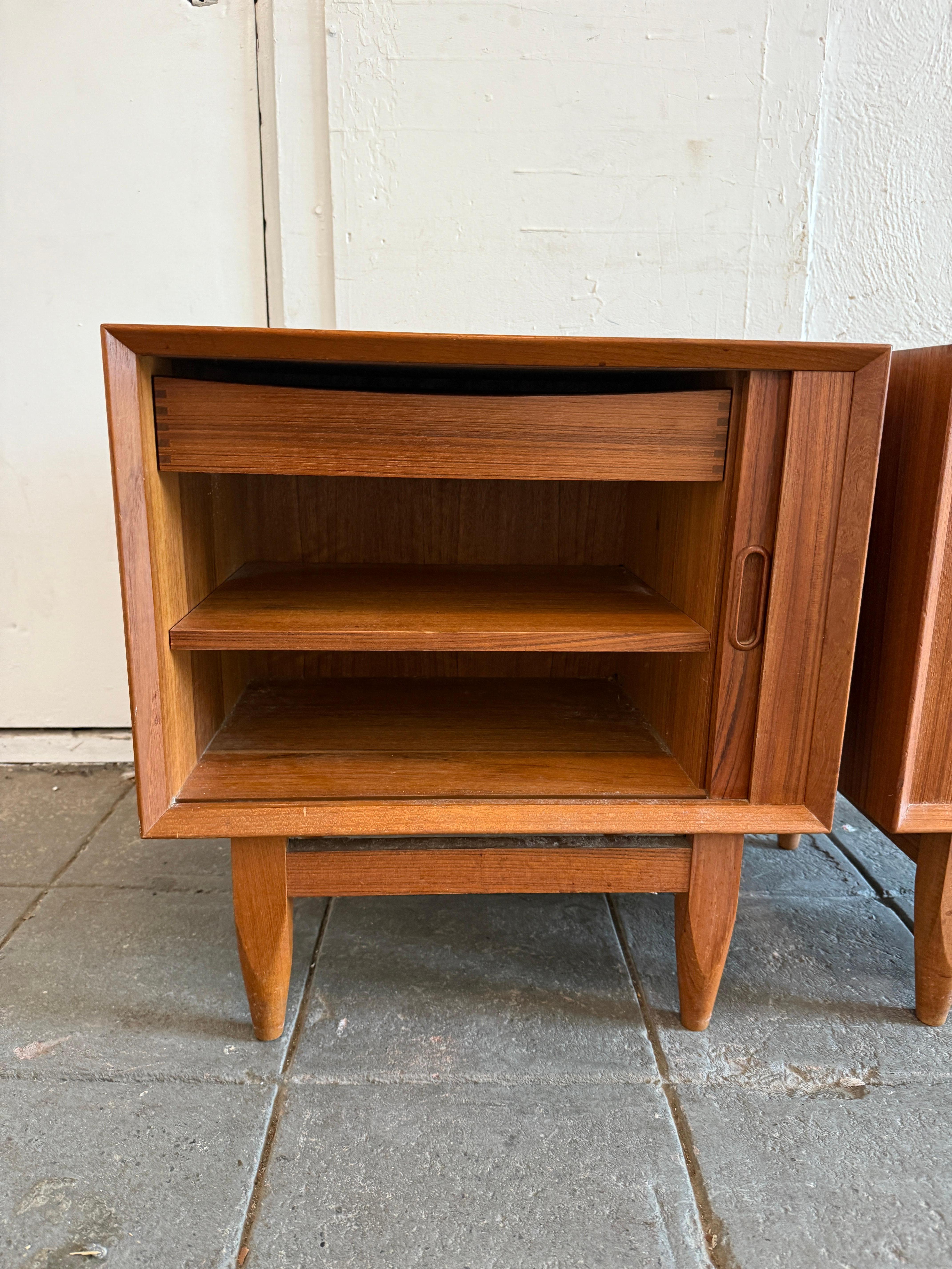 Paire de tables de nuit modernes danoises en teck à porte tambour Bon état - En vente à Brooklyn, NY