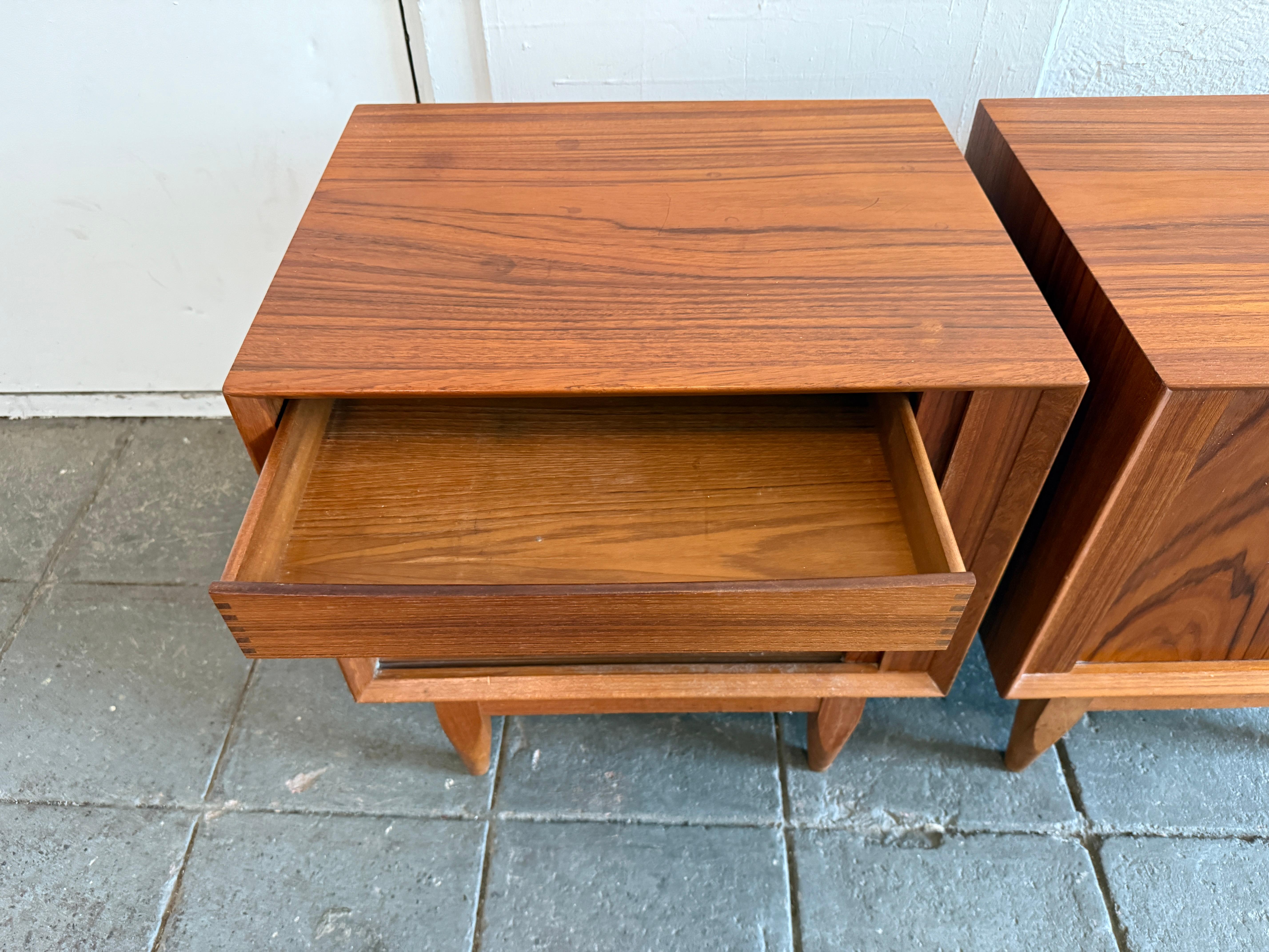 Milieu du XXe siècle Paire de tables de nuit modernes danoises en teck à porte tambour en vente
