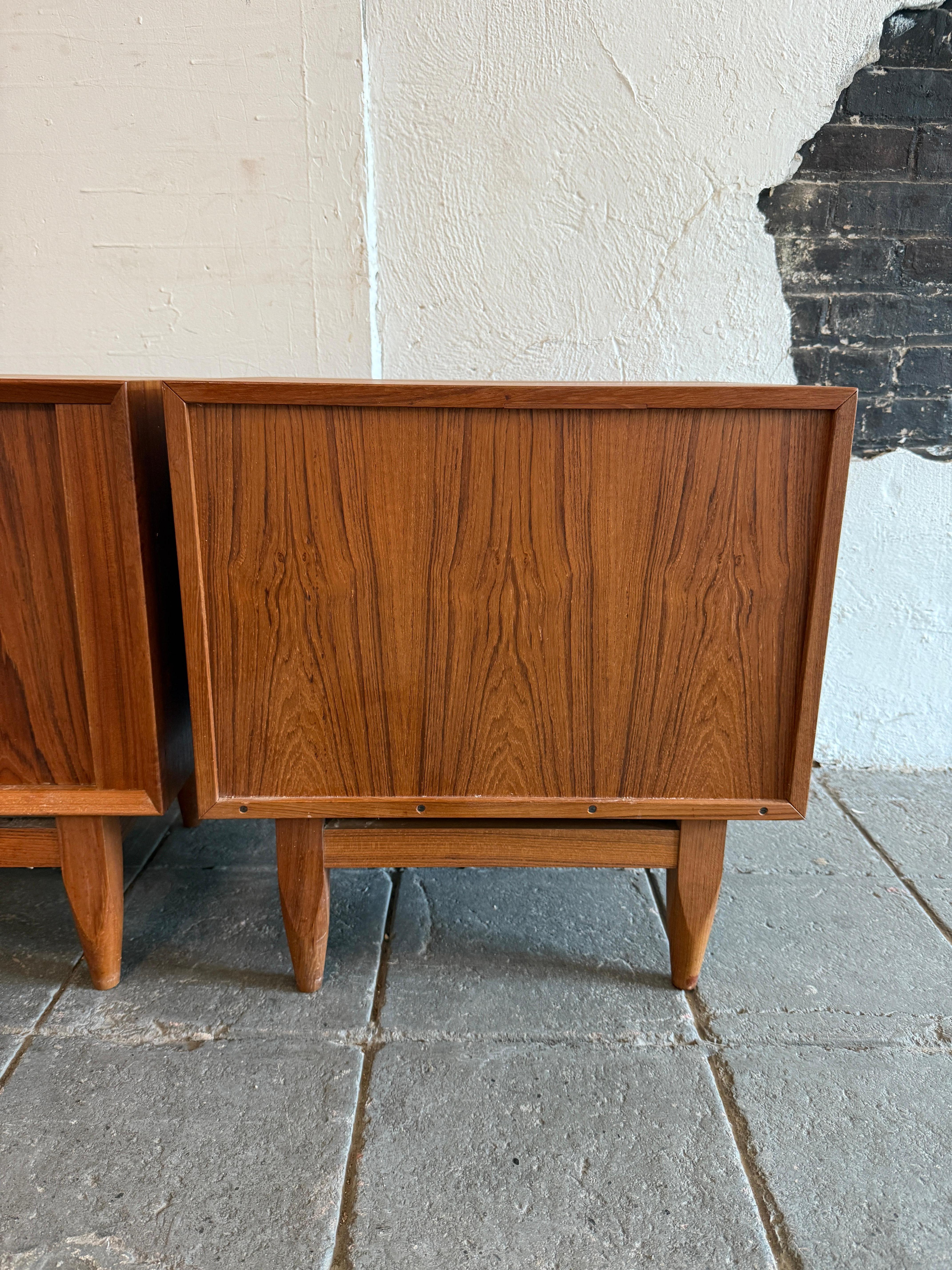 Teck Paire de tables de nuit modernes danoises en teck à porte tambour en vente