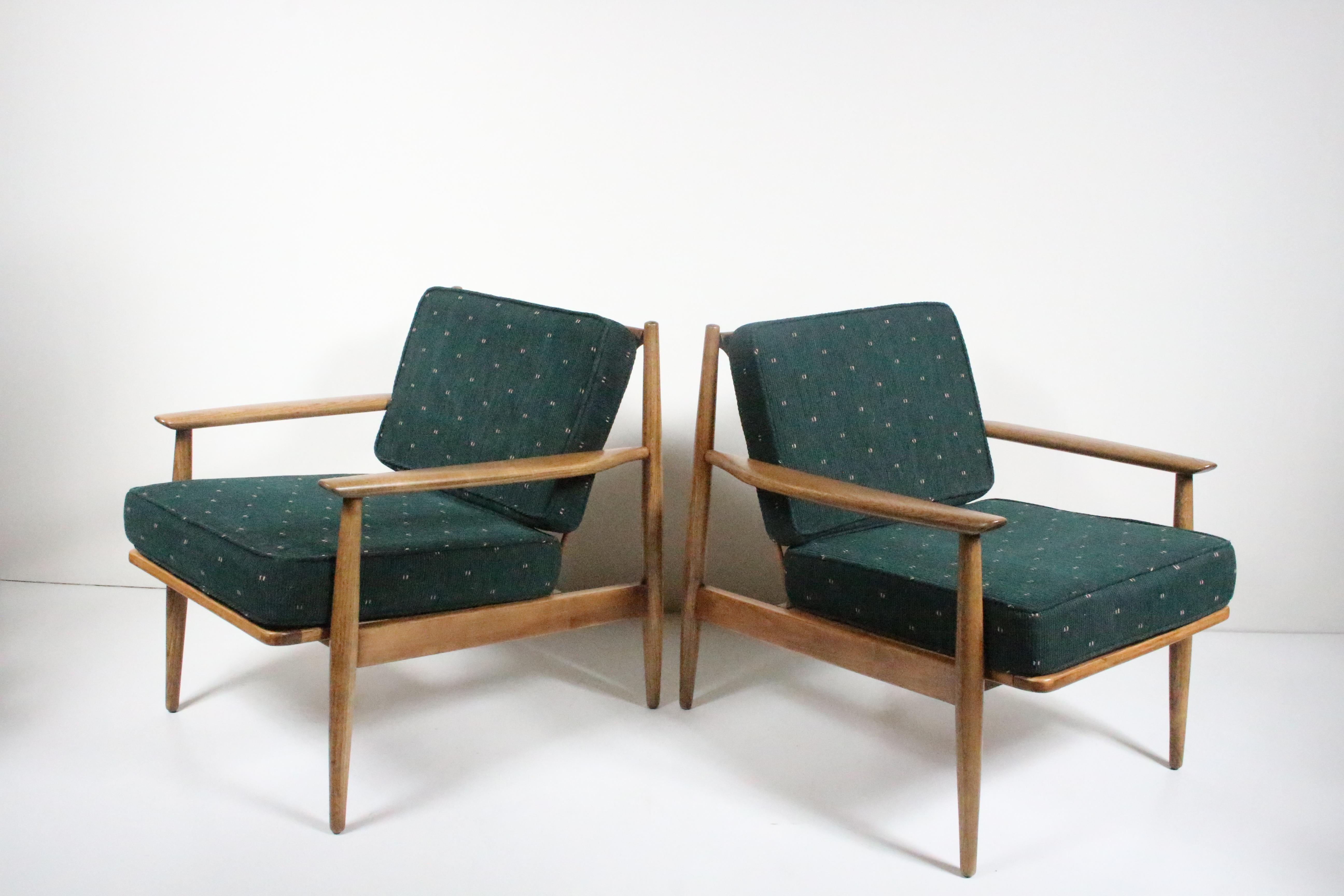 Mid-Century Modern Paire de fauteuils de salon danois modernes en noyer de style Viko Baumritter, années 1950 en vente