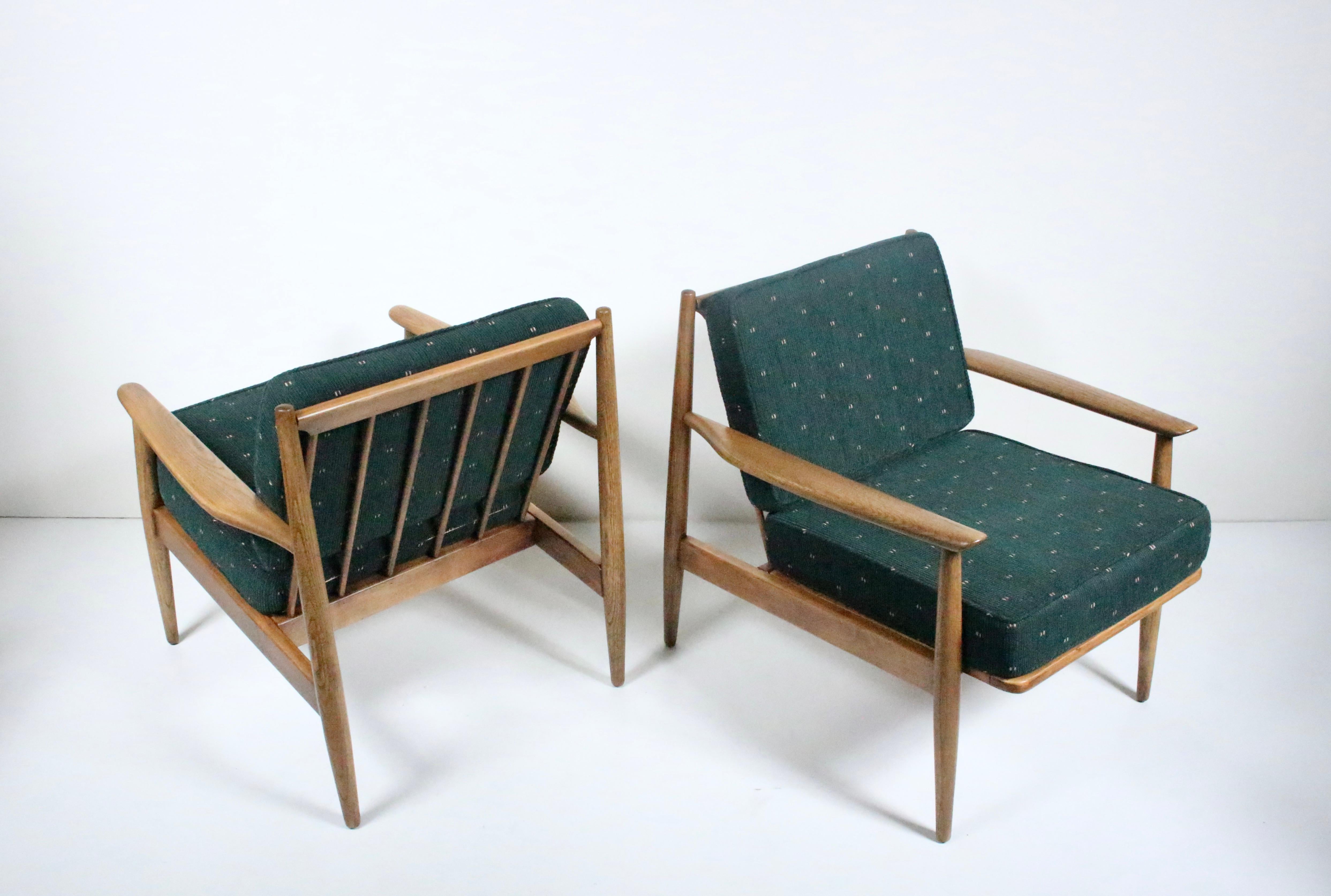 Américain Paire de fauteuils de salon danois modernes en noyer de style Viko Baumritter, années 1950 en vente